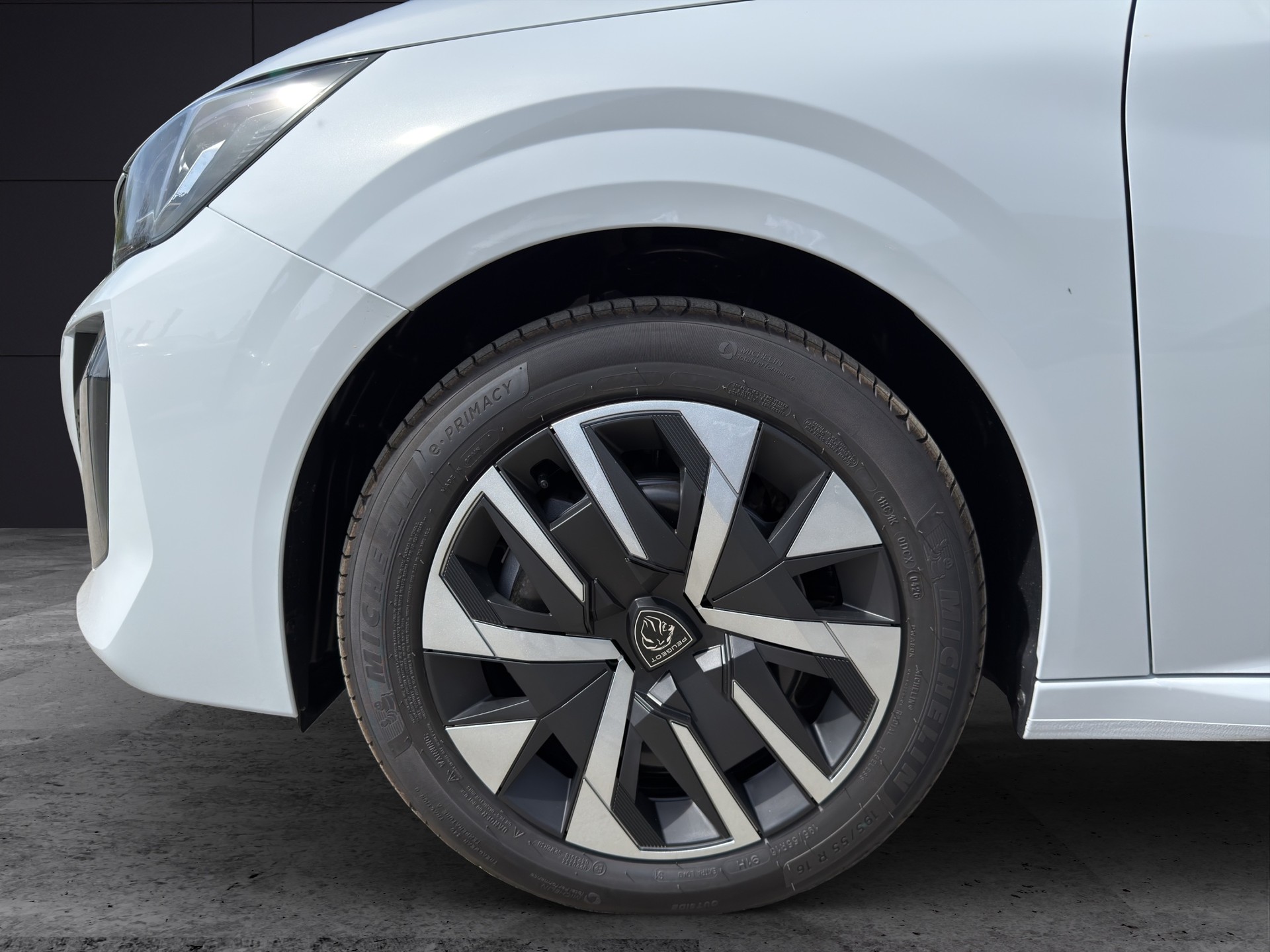 PEUGEOT 208 1.2 MHEV Style-image-4