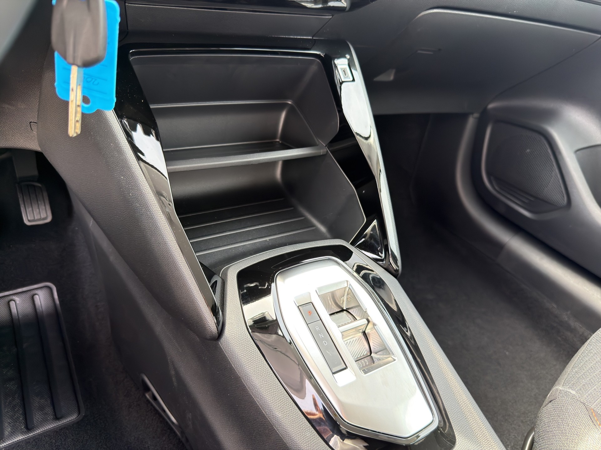 PEUGEOT 208 1.2 MHEV Style-image-10