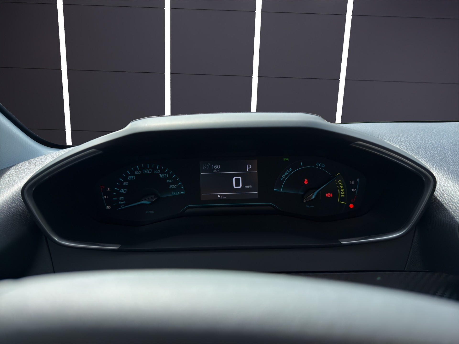 PEUGEOT 208 1.2 MHEV Style-image-8