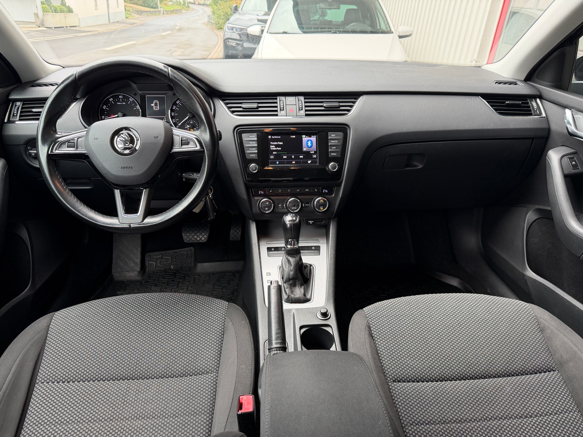 SKODA Octavia Combi 1.8 TSI Ambition 4x4 DSG-image-8