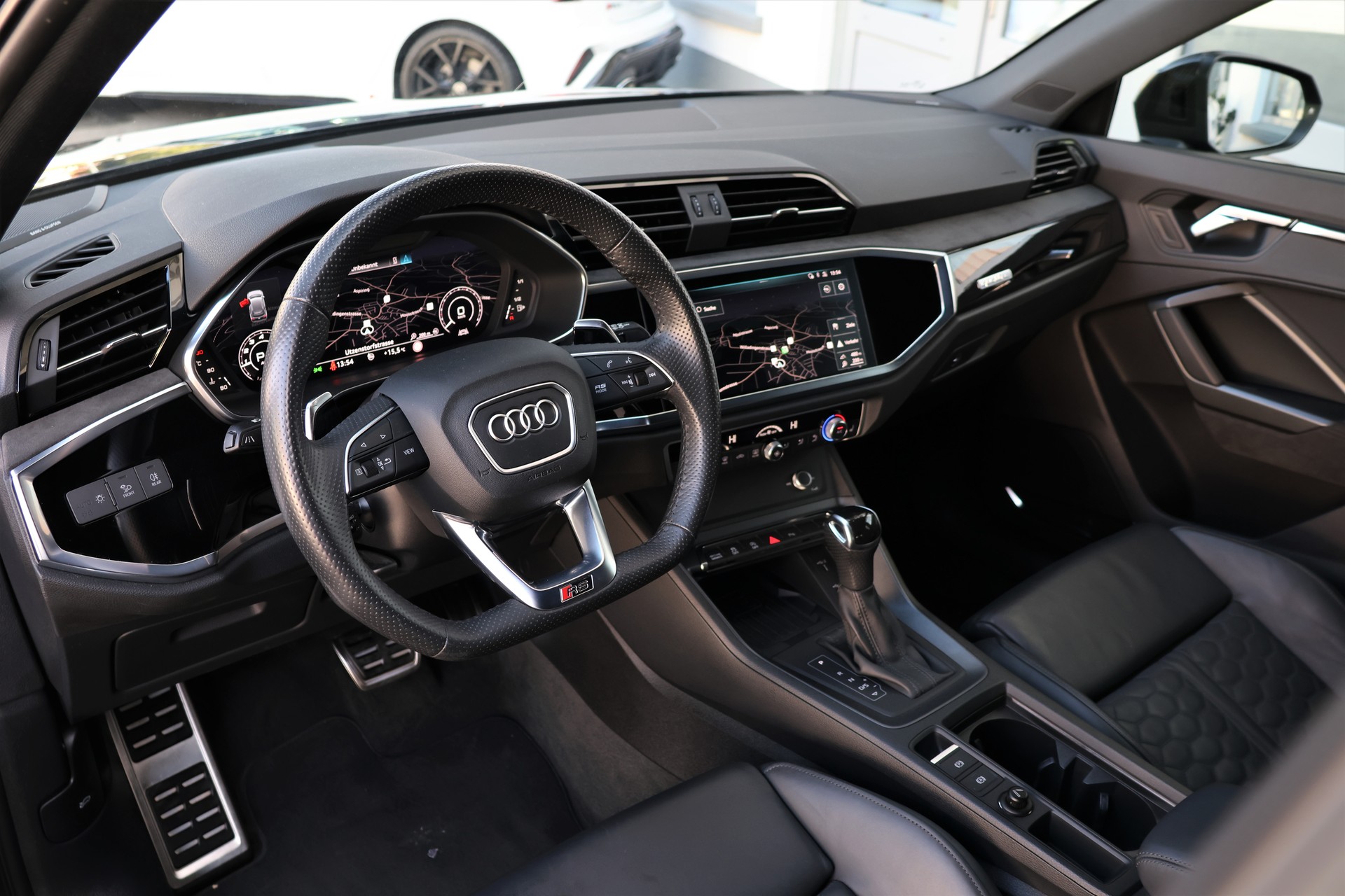 AUDI RS Q3 2.5 TFSI quattro S tronic *BlackStyle* + 1.9T AHK-image-10