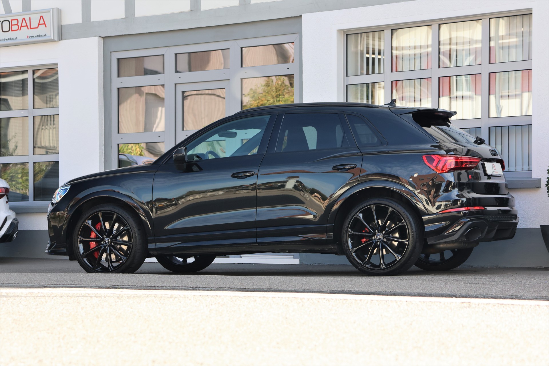 AUDI RS Q3 2.5 TFSI quattro S tronic *BlackStyle* + 1.9T AHK-image-3