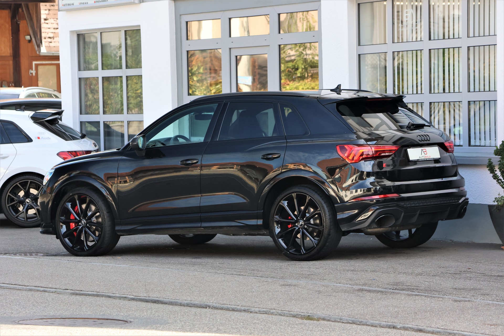 AUDI RS Q3 2.5 TFSI quattro S tronic *BlackStyle* + 1.9T AHK-image-4
