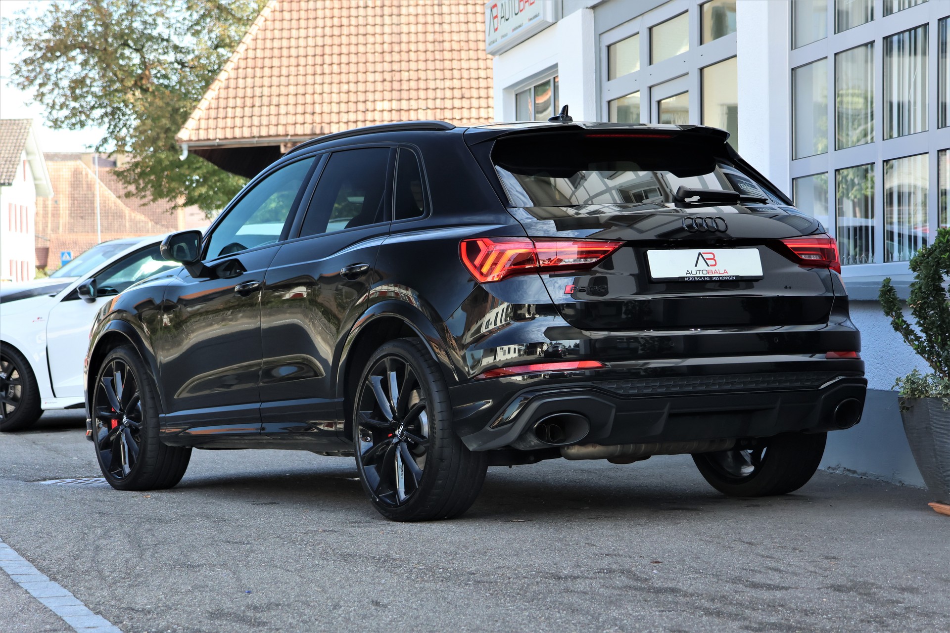 AUDI RS Q3 2.5 TFSI quattro S tronic *BlackStyle* + 1.9T AHK-image-2