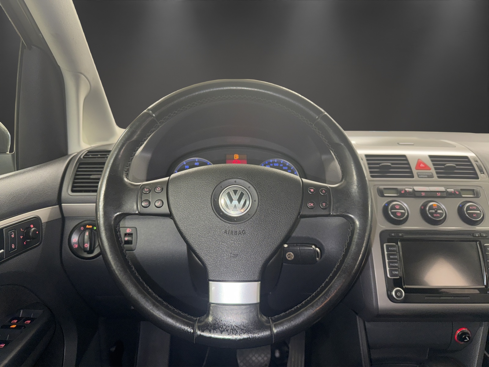 VW Touran 1.4 TSI Team DSG-image-11