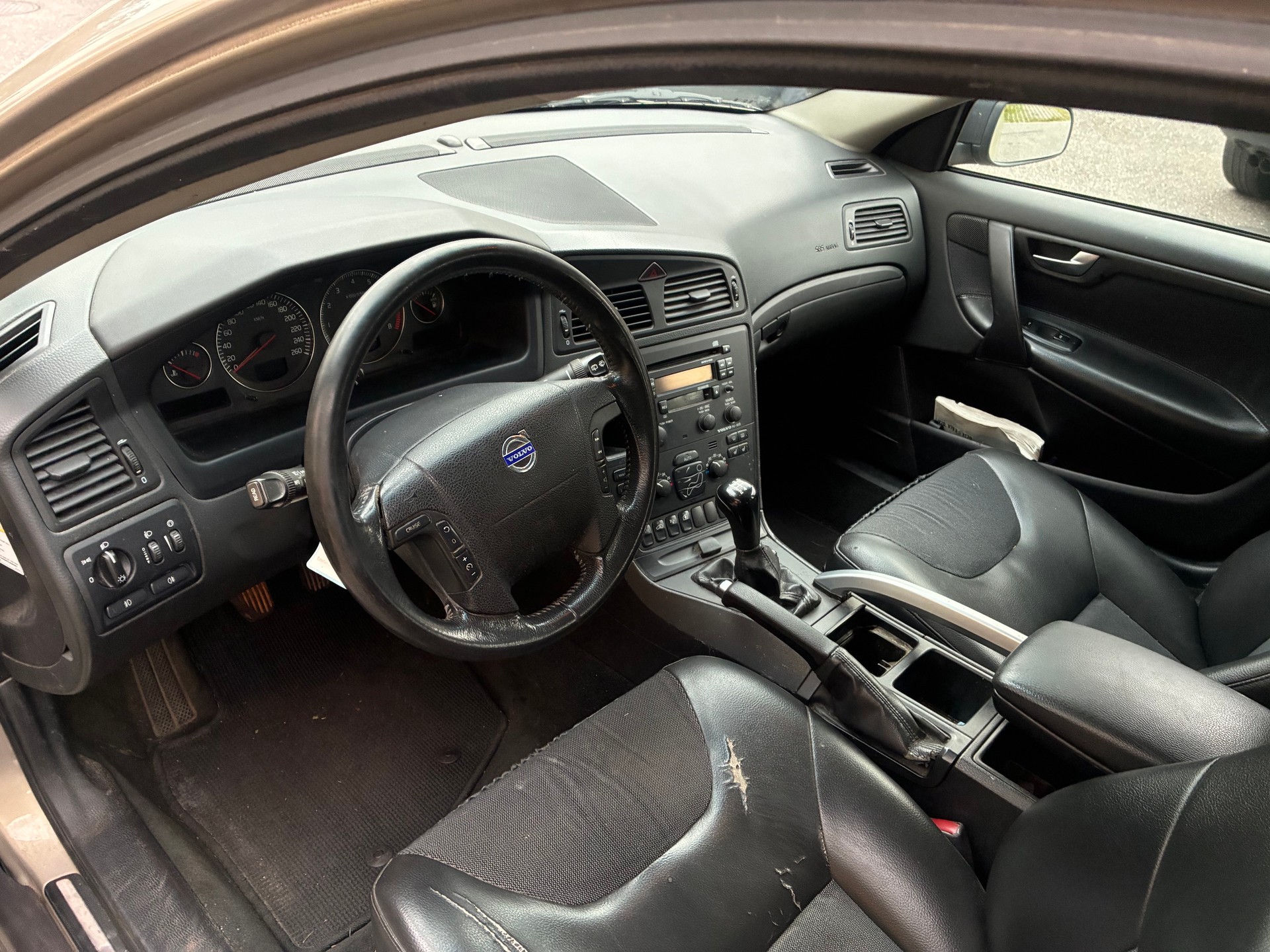 VOLVO XC70 2.5T AWD Momentum-image-3