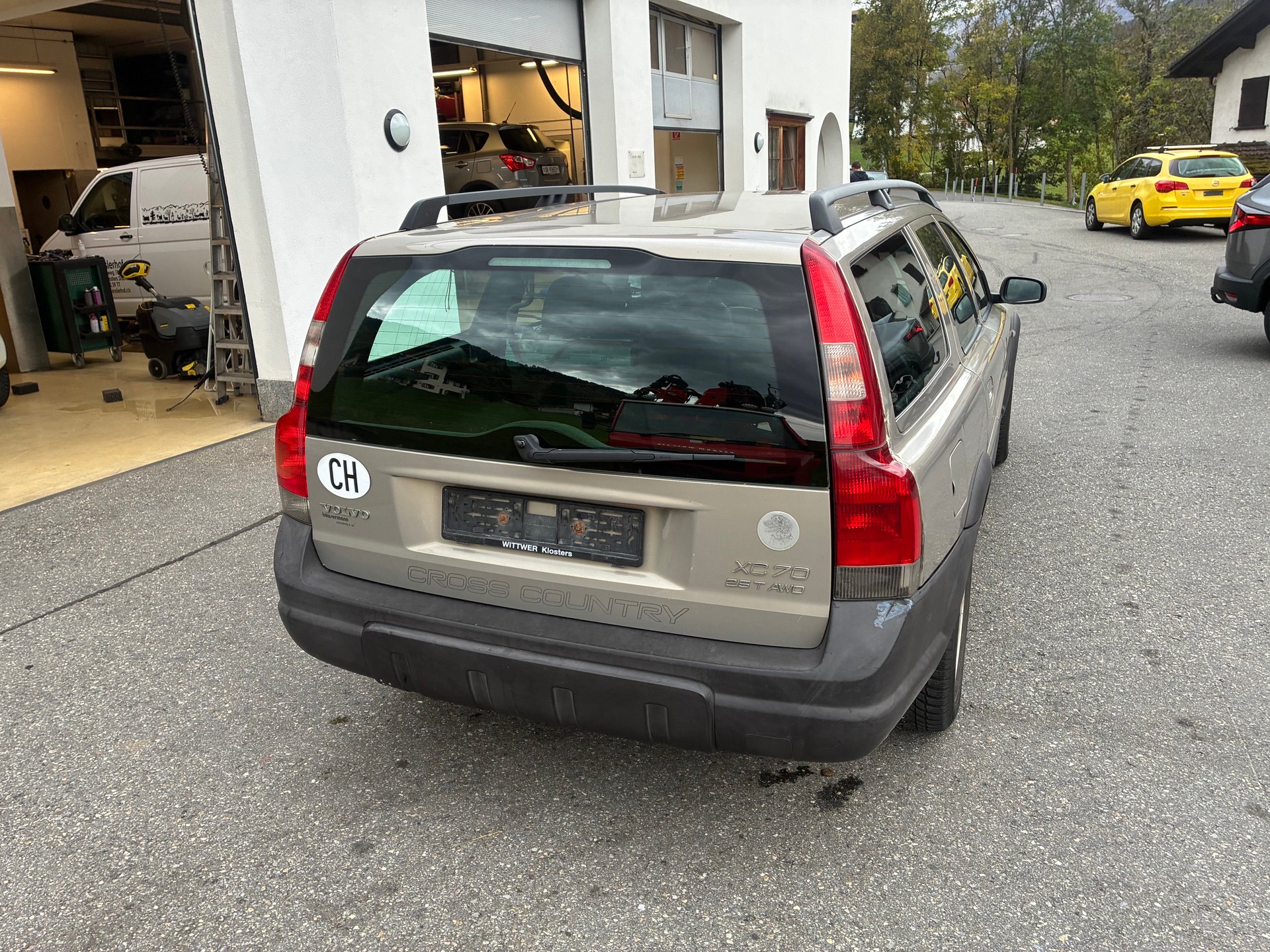 VOLVO XC70 2.5T AWD Momentum-image-2