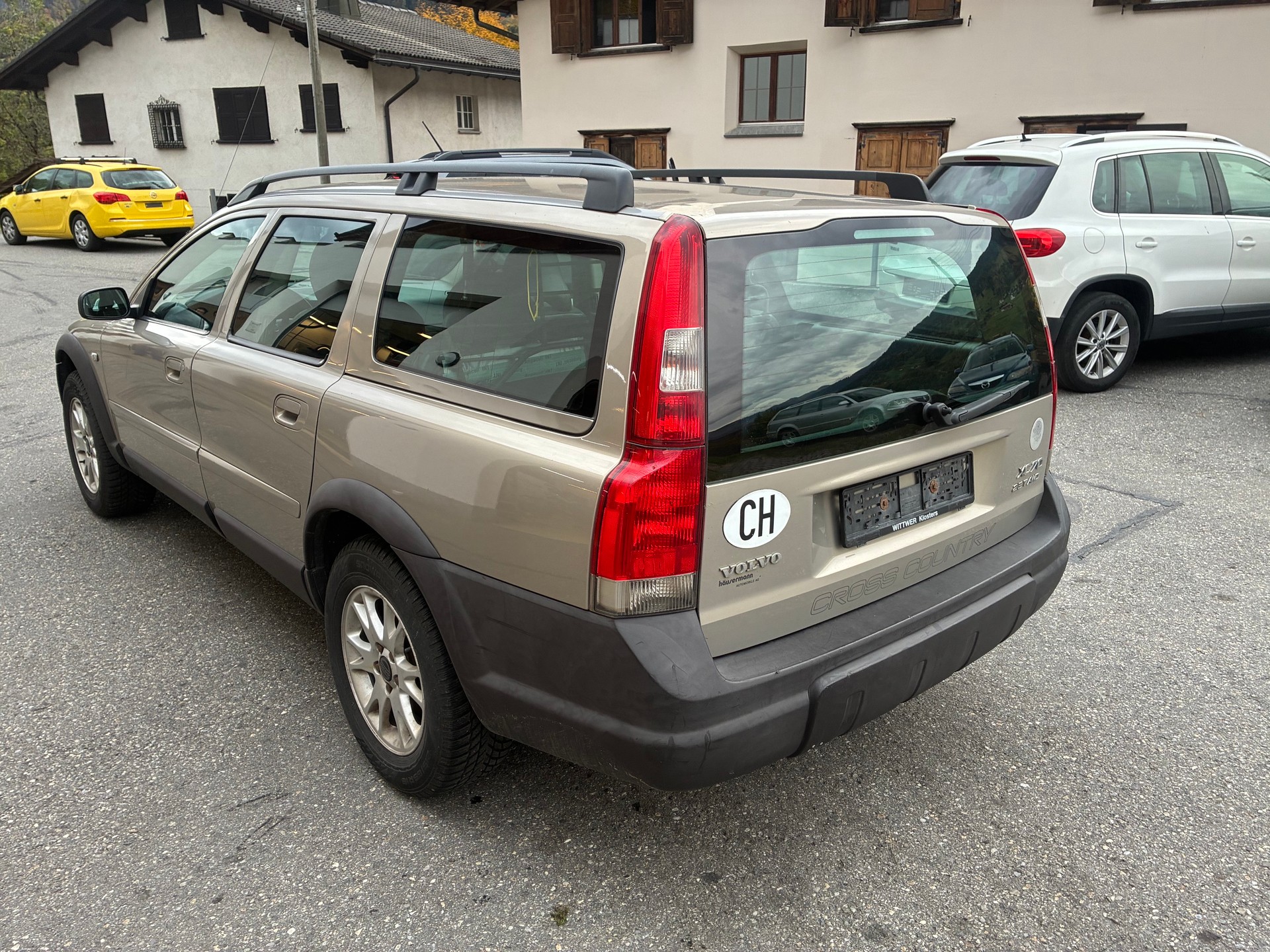 VOLVO XC70 2.5T AWD Momentum-image-1