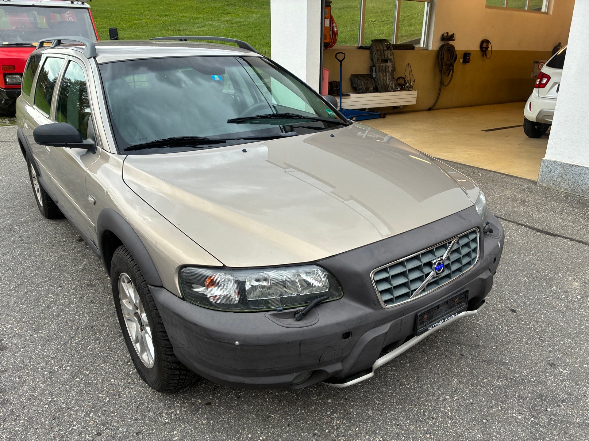 VOLVO XC70 2.5T AWD Momentum-image-0