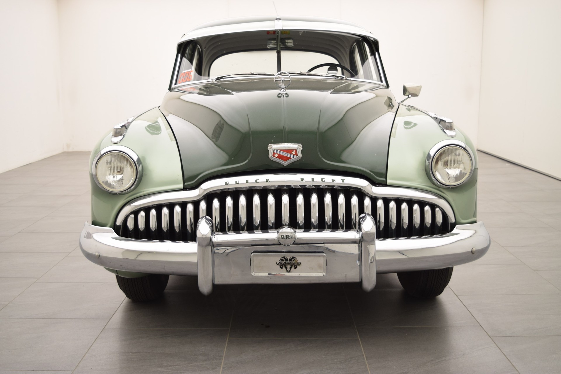 BUICK SUPER Eight-showroom-element-3