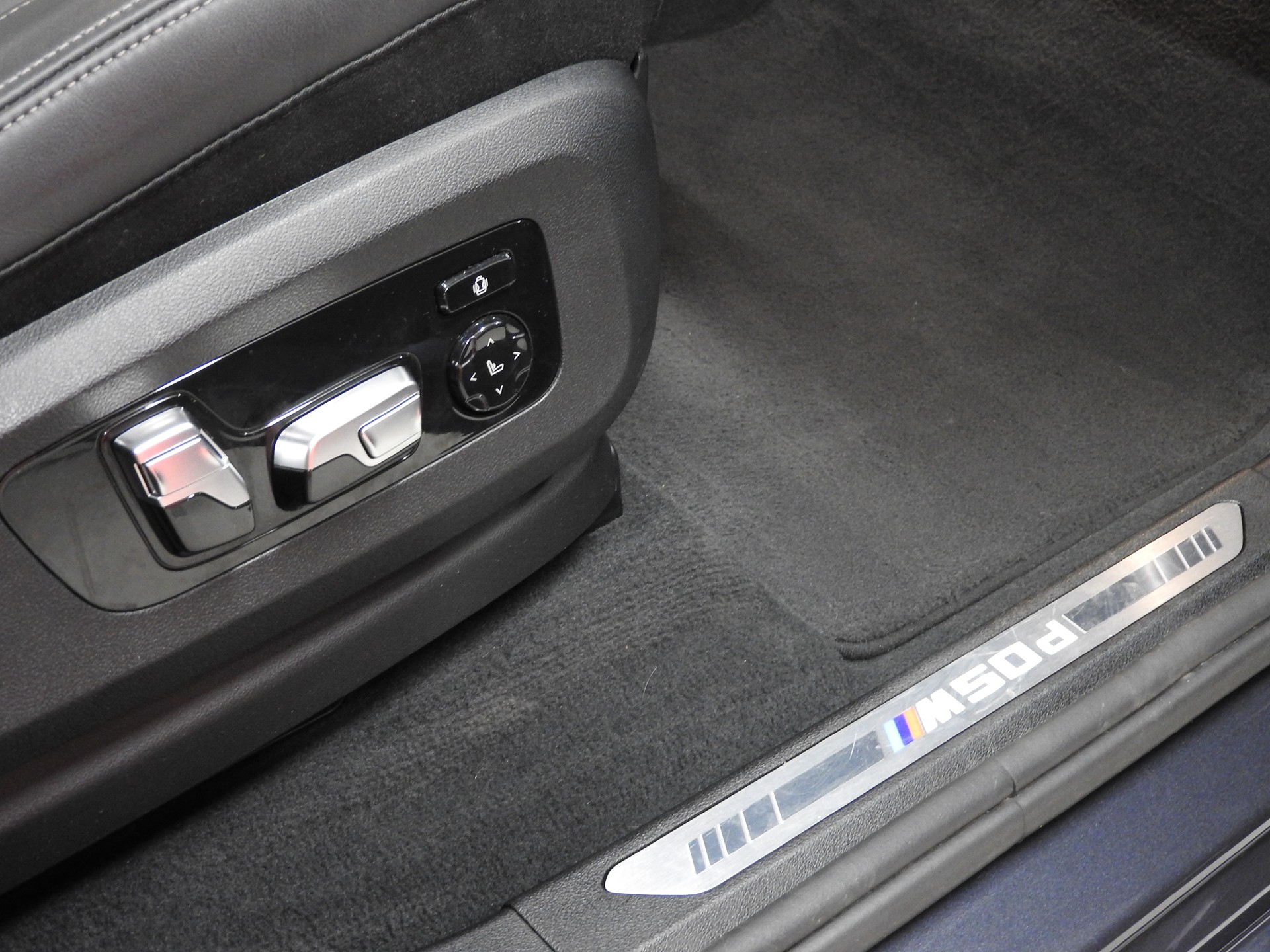 BMW X5 xDrive M50d Steptronic 7 Plätze, frisch ab MFK, AHK 3500kg, Sitzheizung und Belüftung, 1 Jahre Garantie-image-9