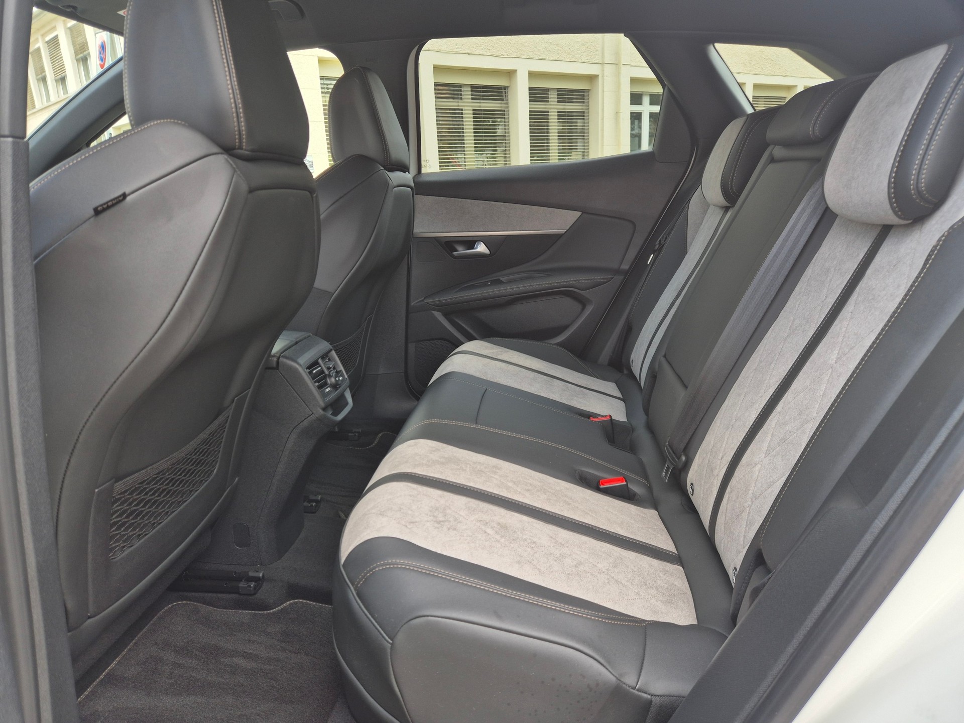 PEUGEOT 3008 300e Hybrid4 GT EAT8-image-11