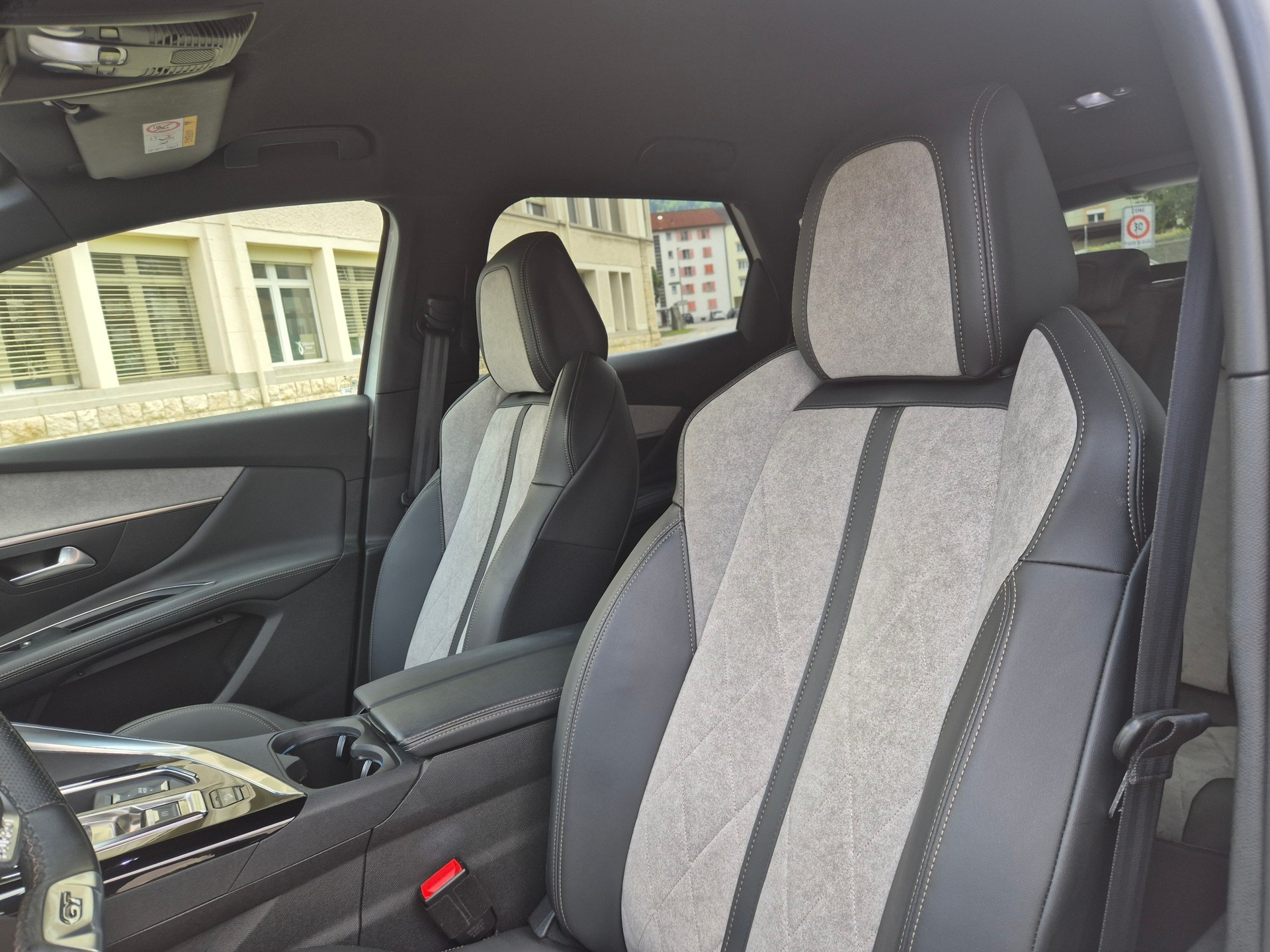 PEUGEOT 3008 300e Hybrid4 GT EAT8-image-8