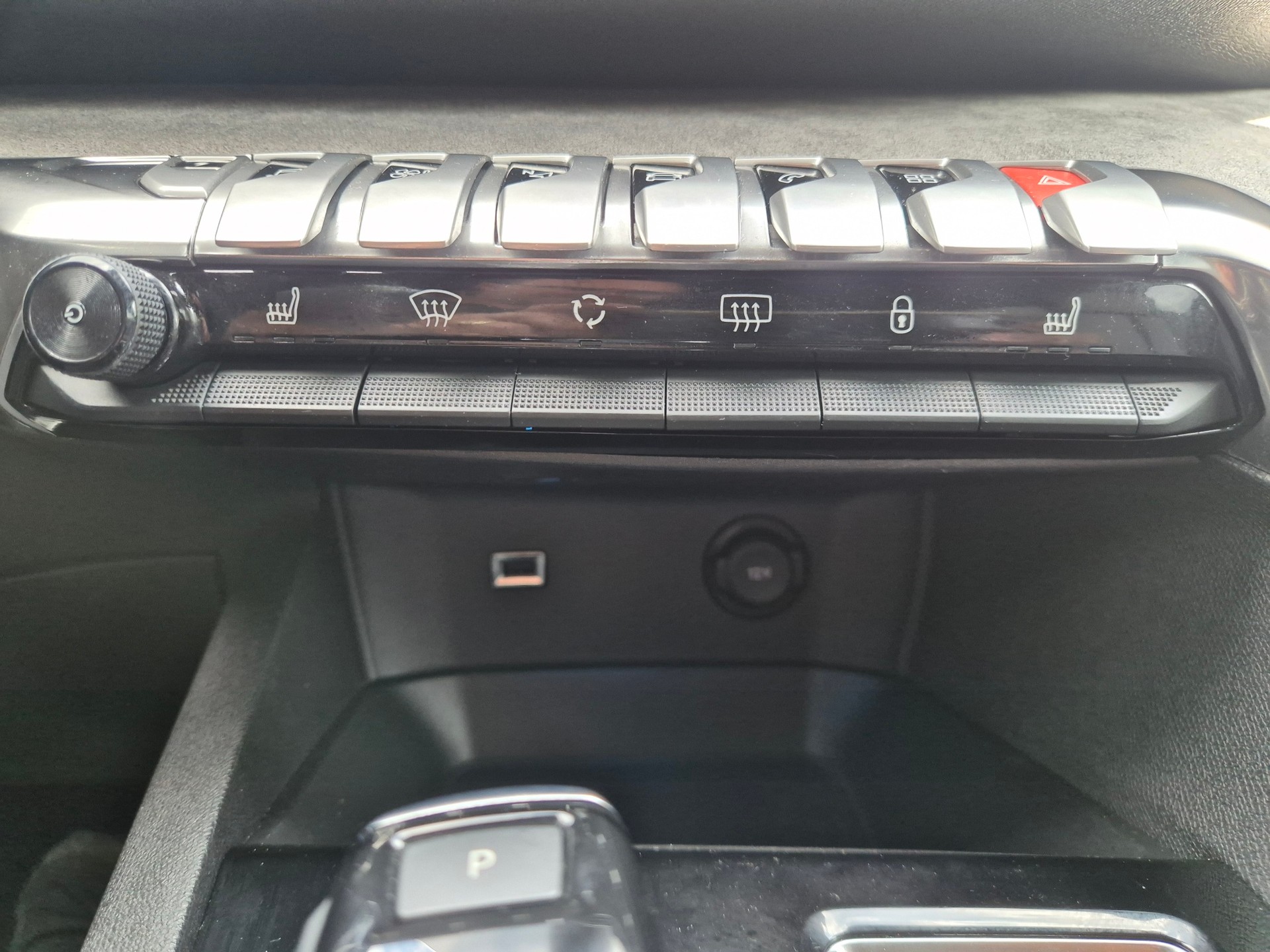 PEUGEOT 3008 300e Hybrid4 GT EAT8-image-18