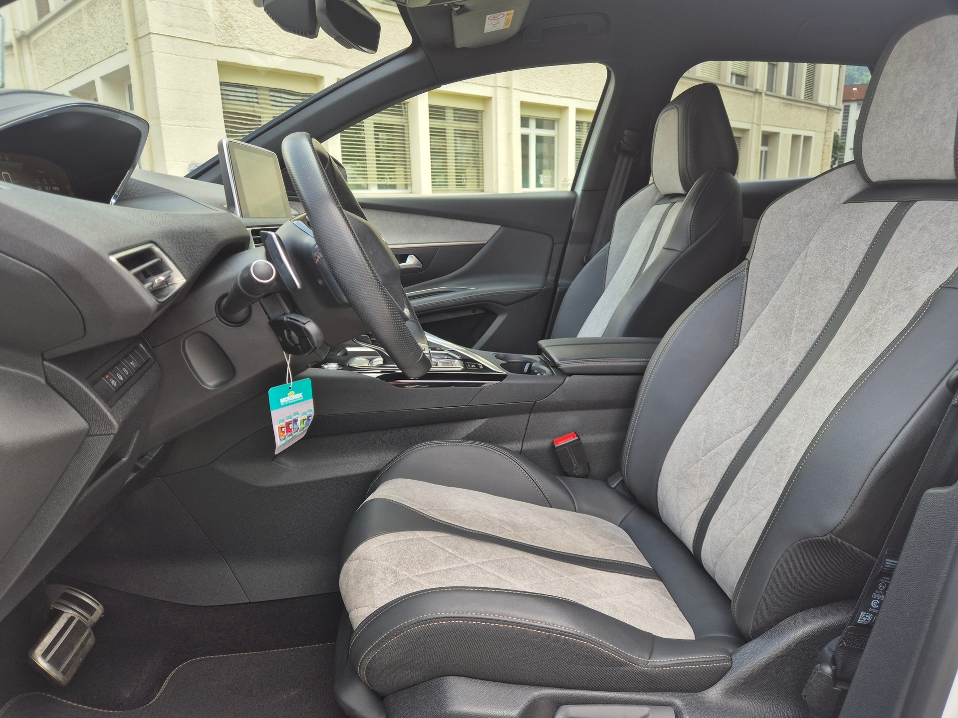 PEUGEOT 3008 300e Hybrid4 GT EAT8-image-7