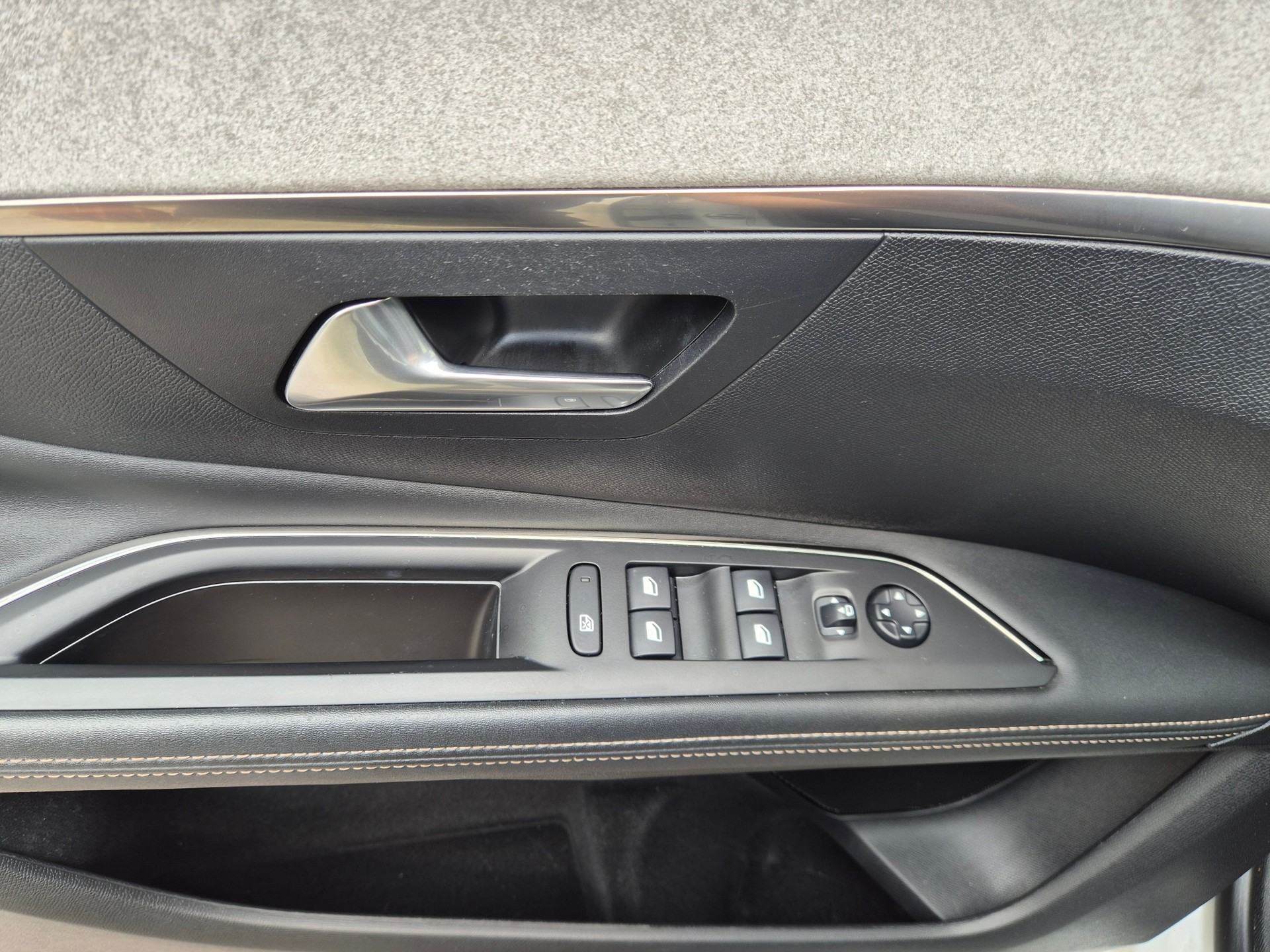 PEUGEOT 3008 300e Hybrid4 GT EAT8-image-10