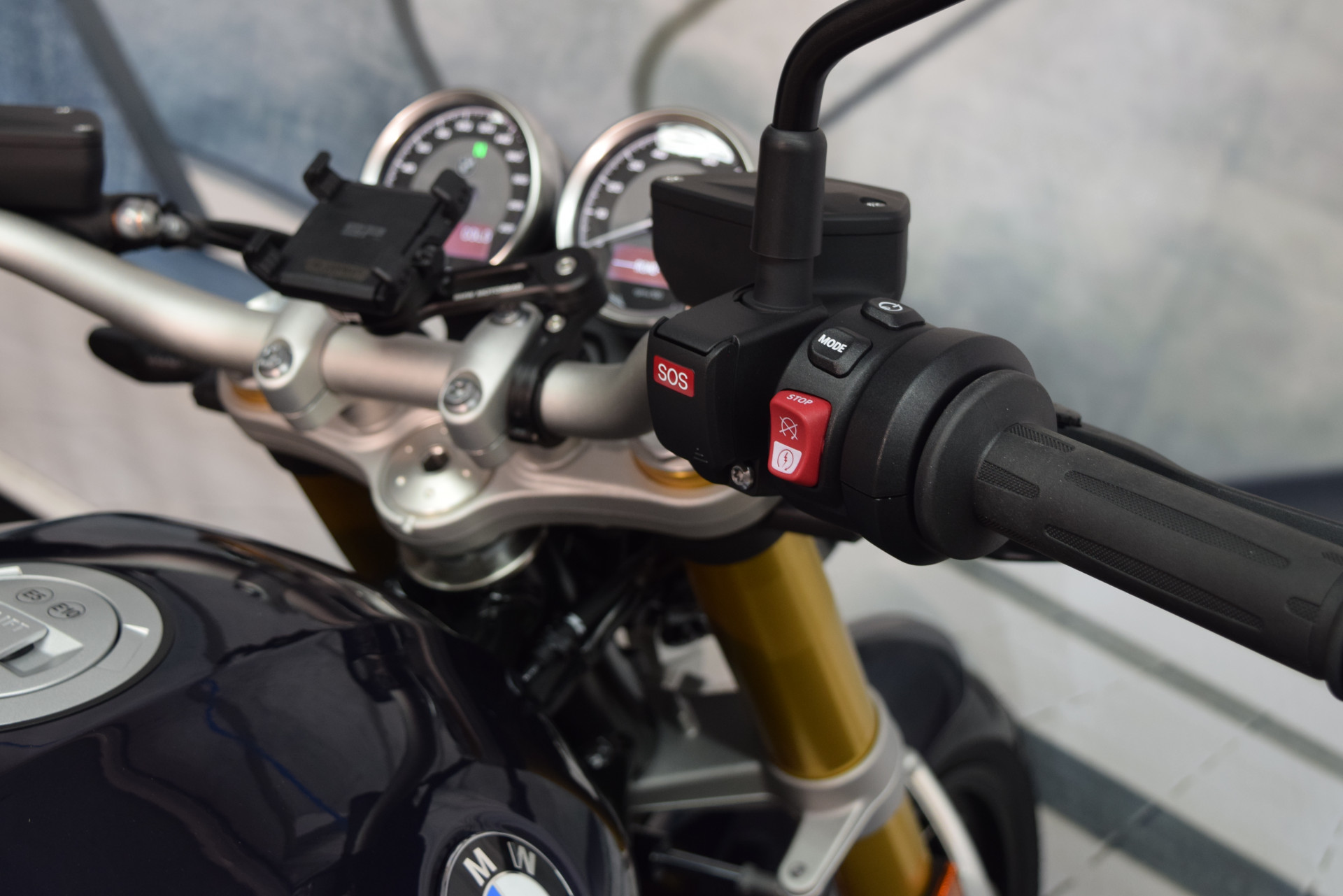 BMW R 12 nineT blau-image-7