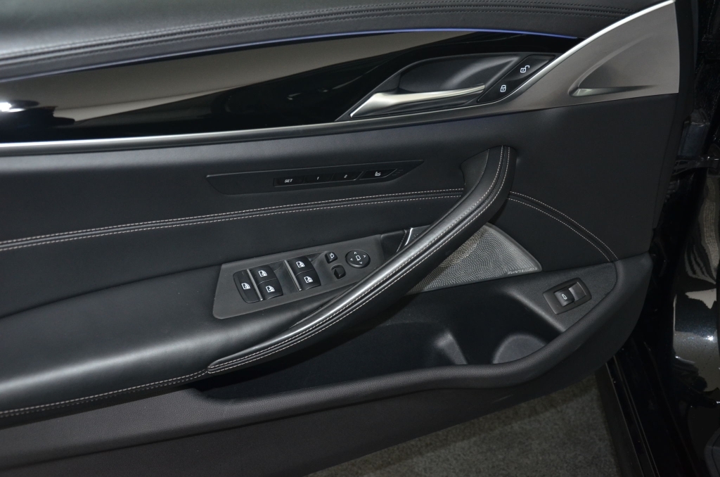 BMW M550i xDrive Steptronic-image-25