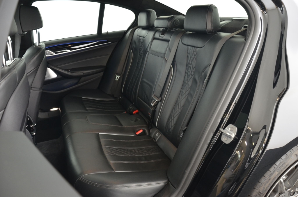 BMW M550i xDrive Steptronic-image-14