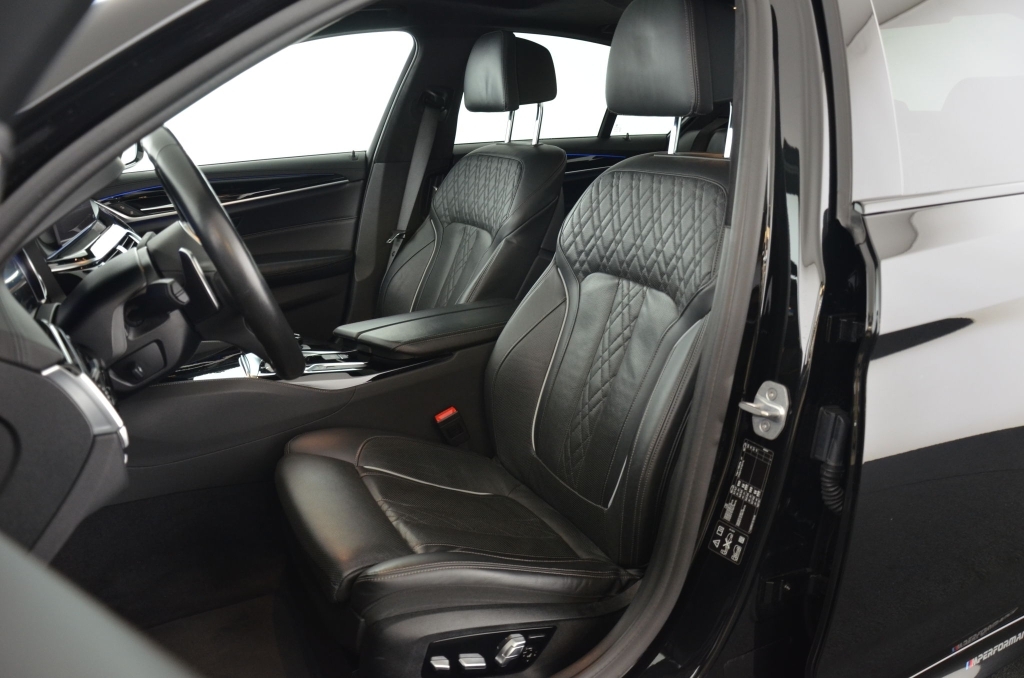 BMW M550i xDrive Steptronic-image-13