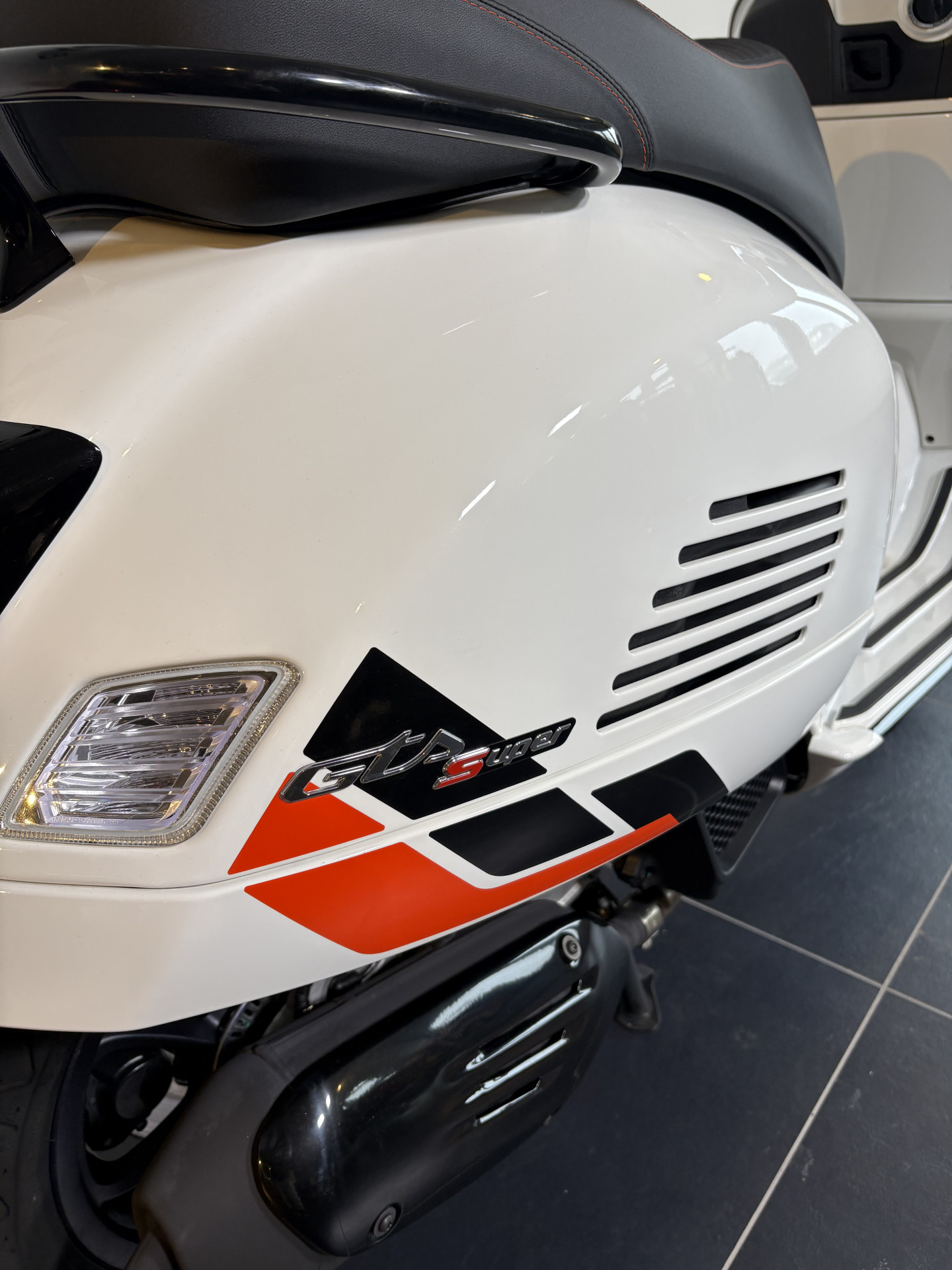 PIAGGIO Vespa GTS 125 Super Sport-showroom-element-2