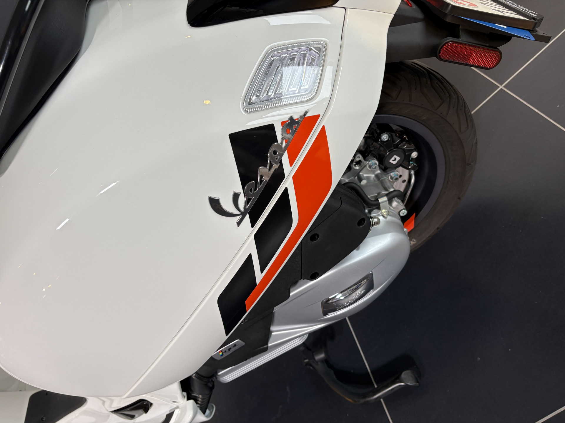 PIAGGIO Vespa GTS 125 Super Sport-image-5