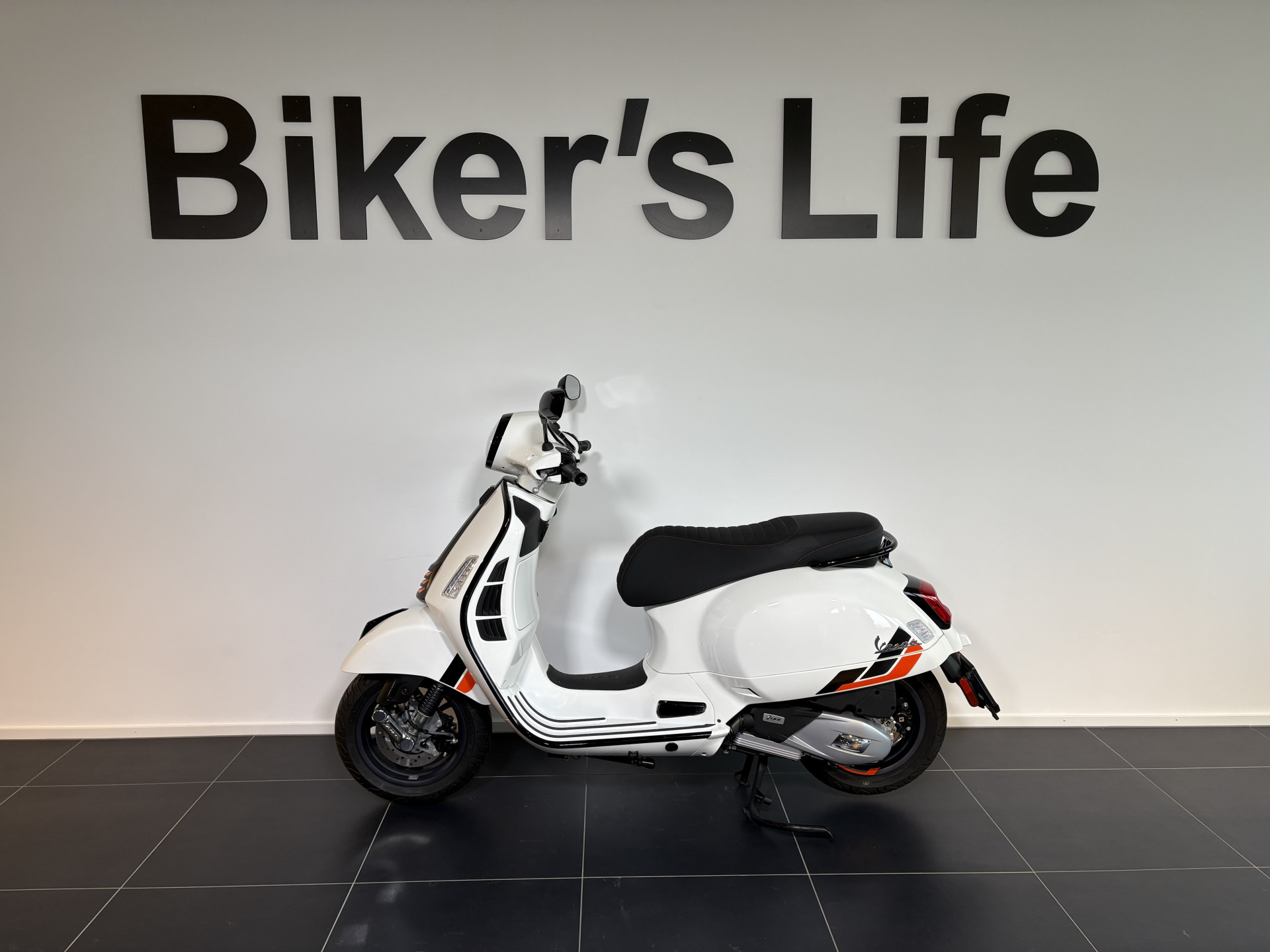 PIAGGIO Vespa GTS 125 Super Sport-showroom-element-1