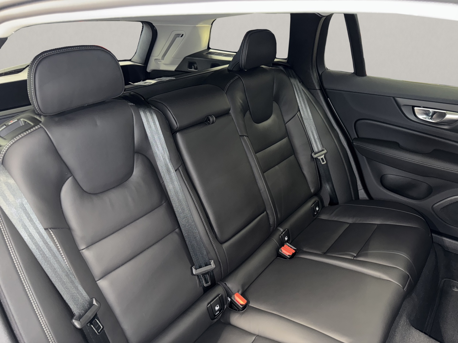 VOLVO V60 2.0 B4 Ultra Dark-image-12