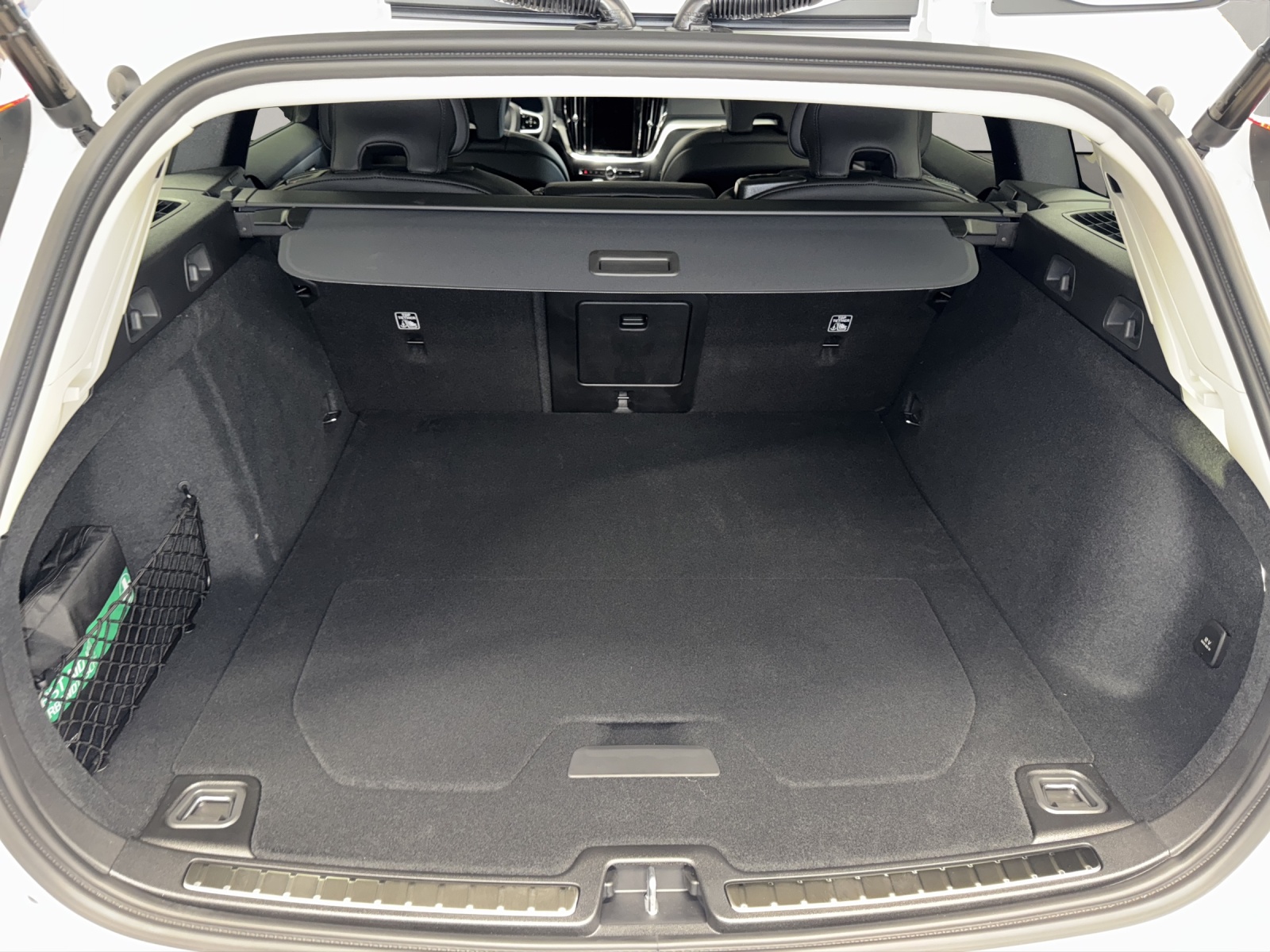 VOLVO V60 2.0 B4 Ultra Dark-image-15