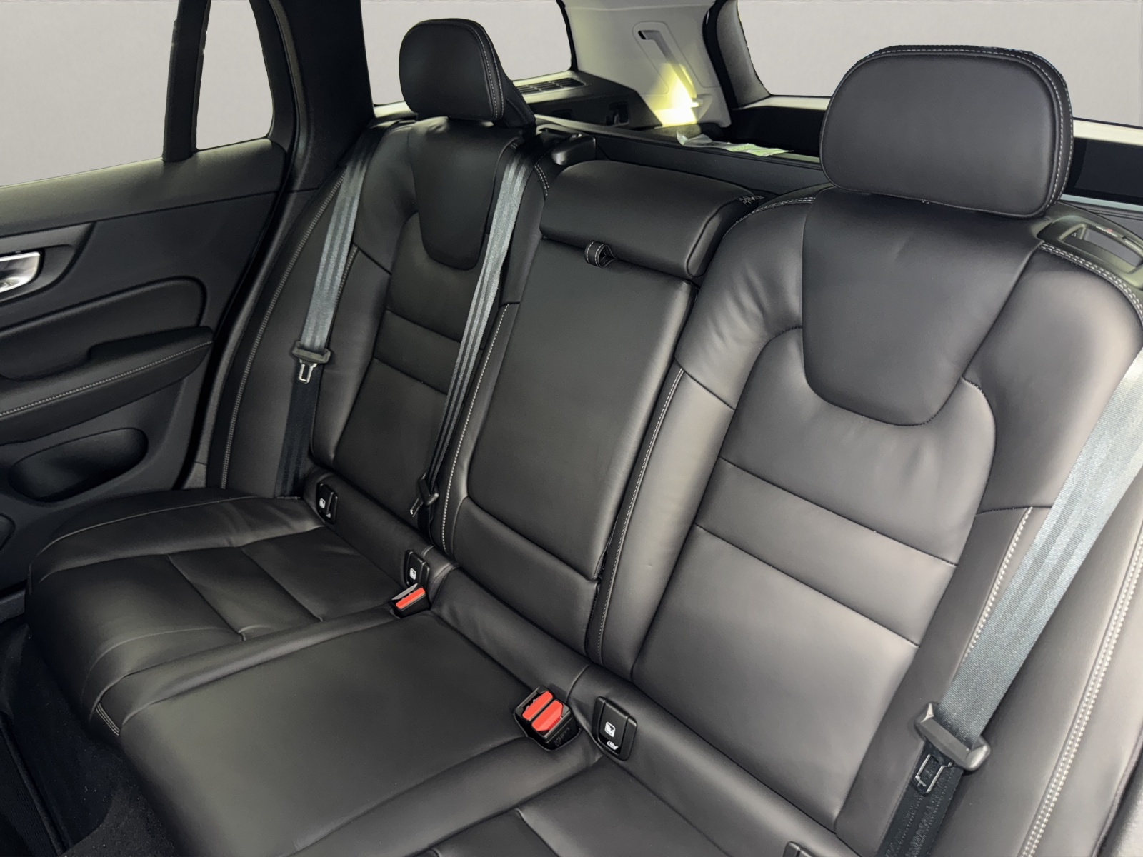 VOLVO V60 2.0 B4 Ultra Dark-image-14
