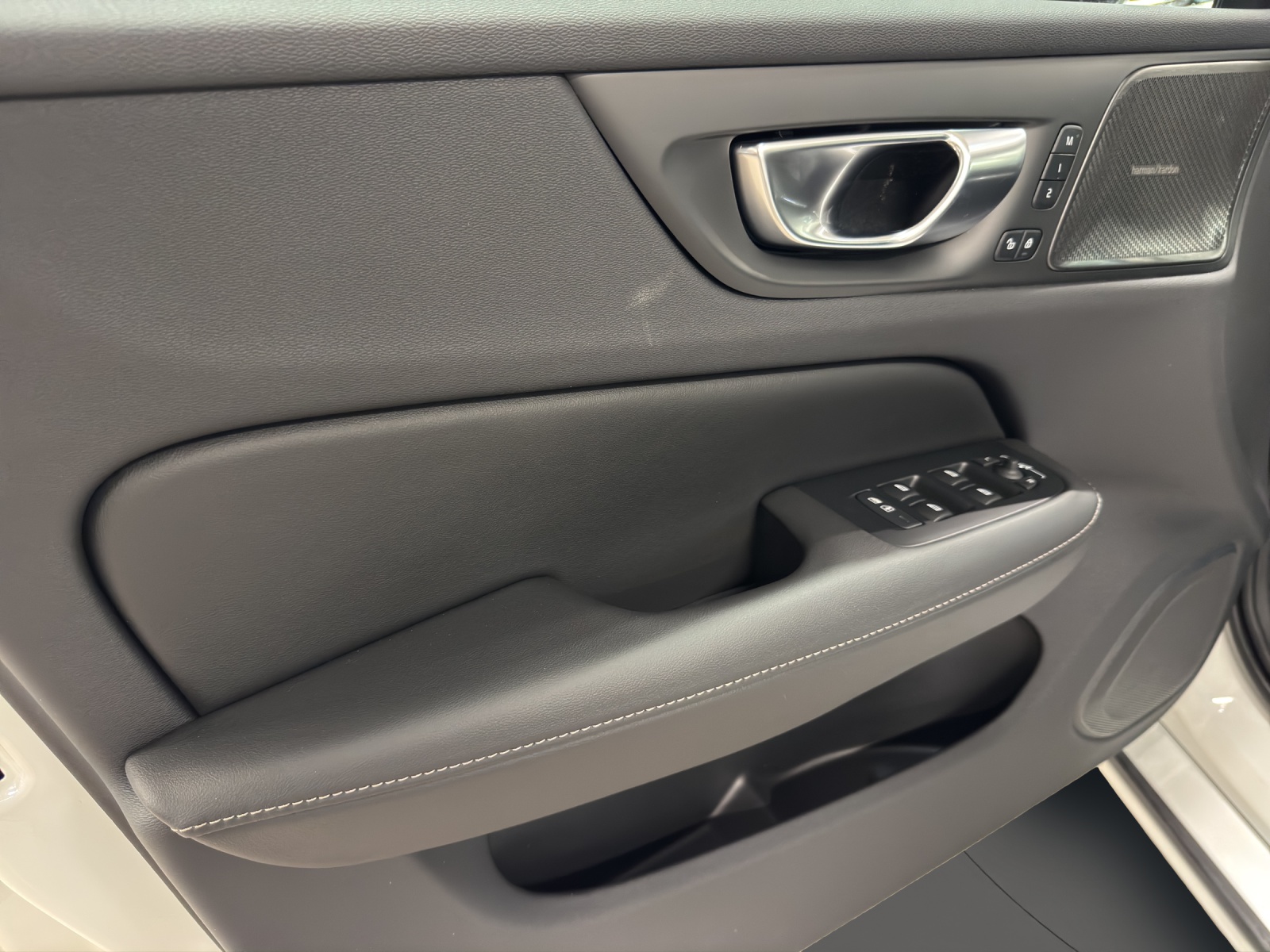 VOLVO V60 2.0 B4 Ultra Dark-image-10