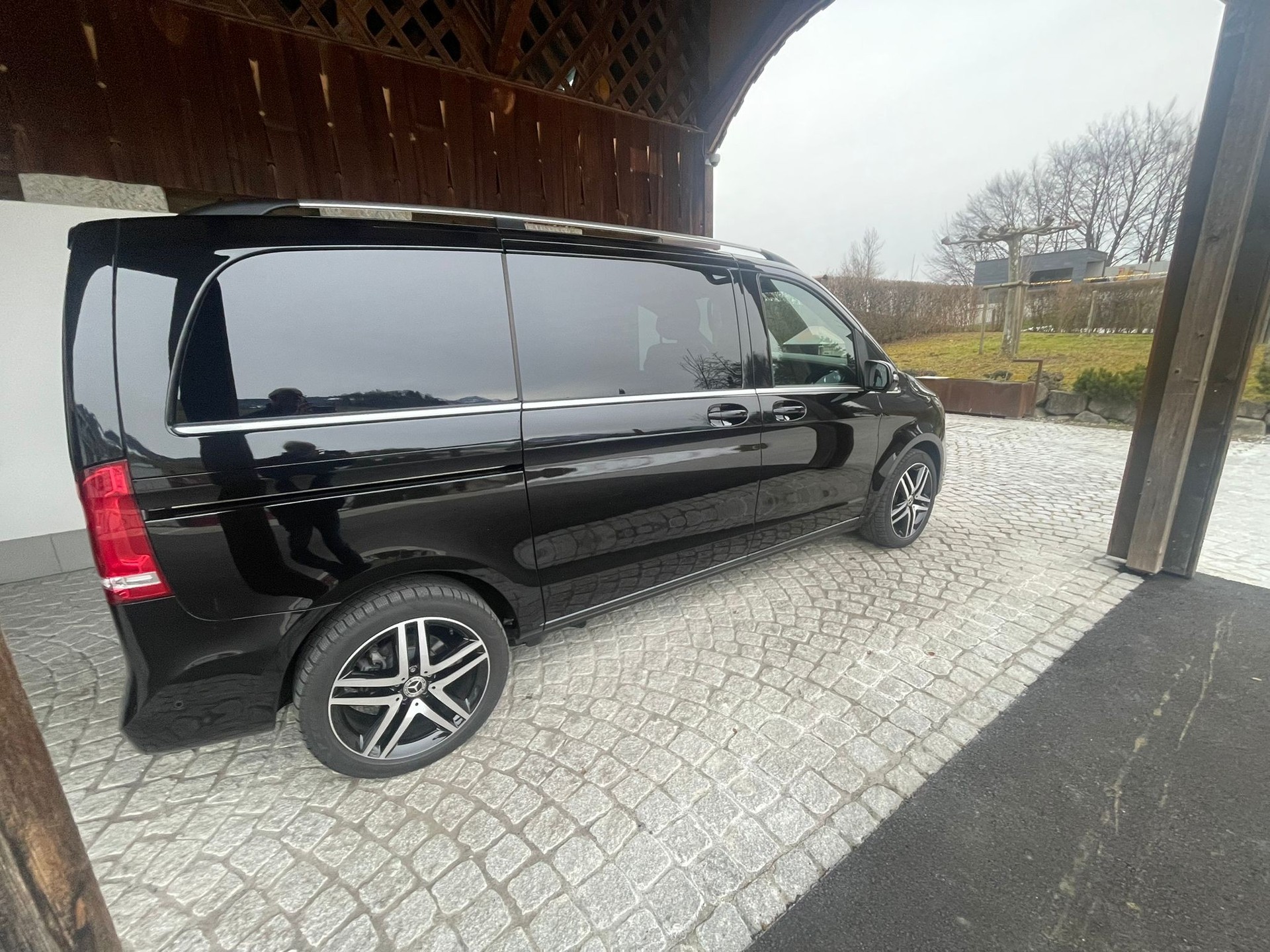 MERCEDES-BENZ V 300 d Avantgarde kompakt 4Matic 9G-Tronic-image-2