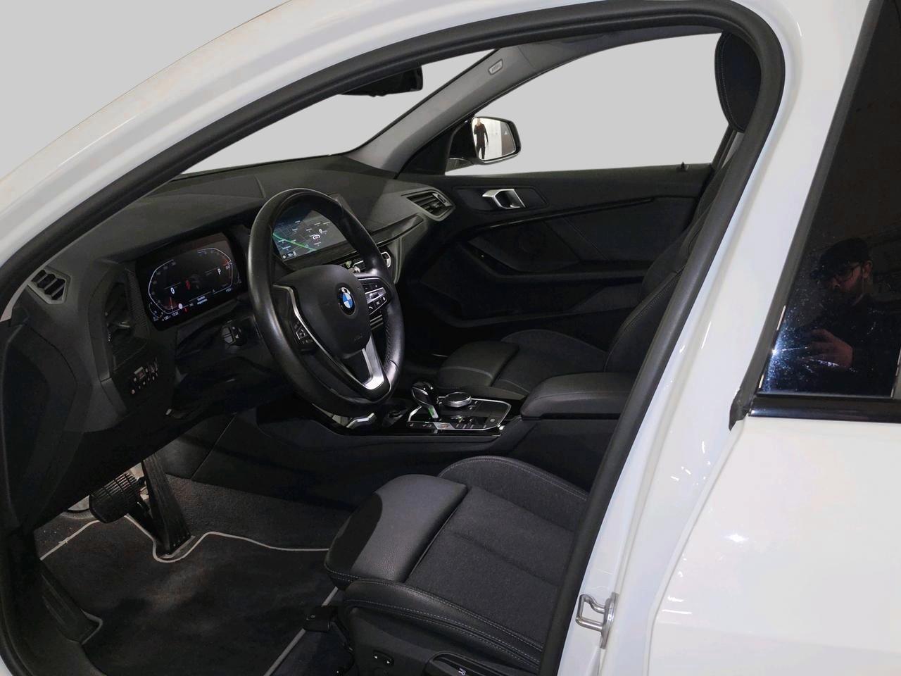 BMW 120d xDrive Sport Line-image-11