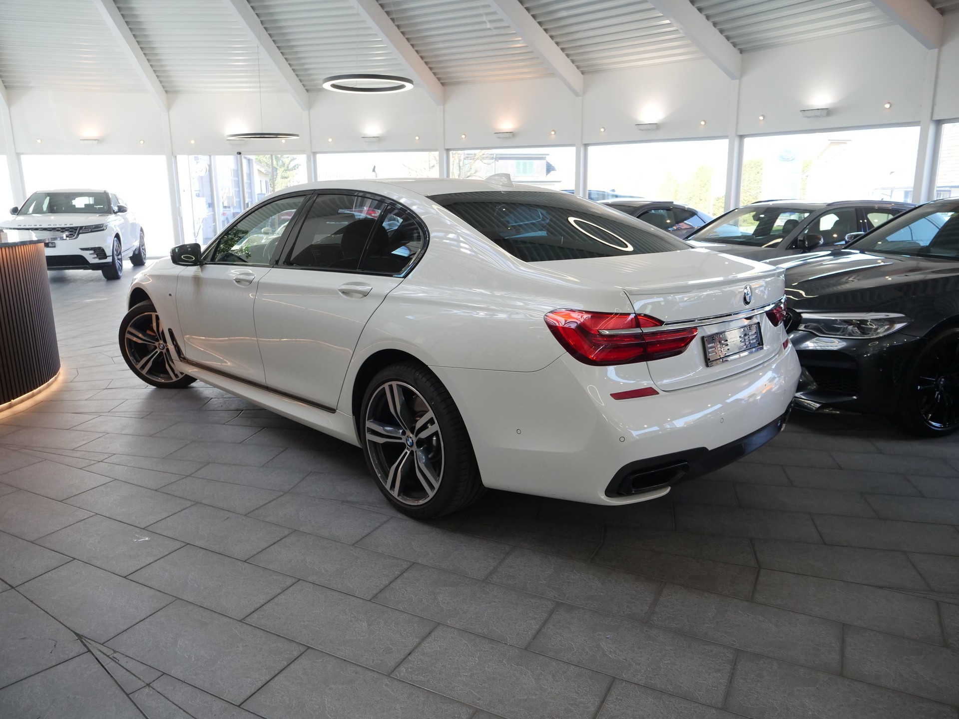 BMW 750i xDrive M-Sportpaket Steptronic-showroom-element-3