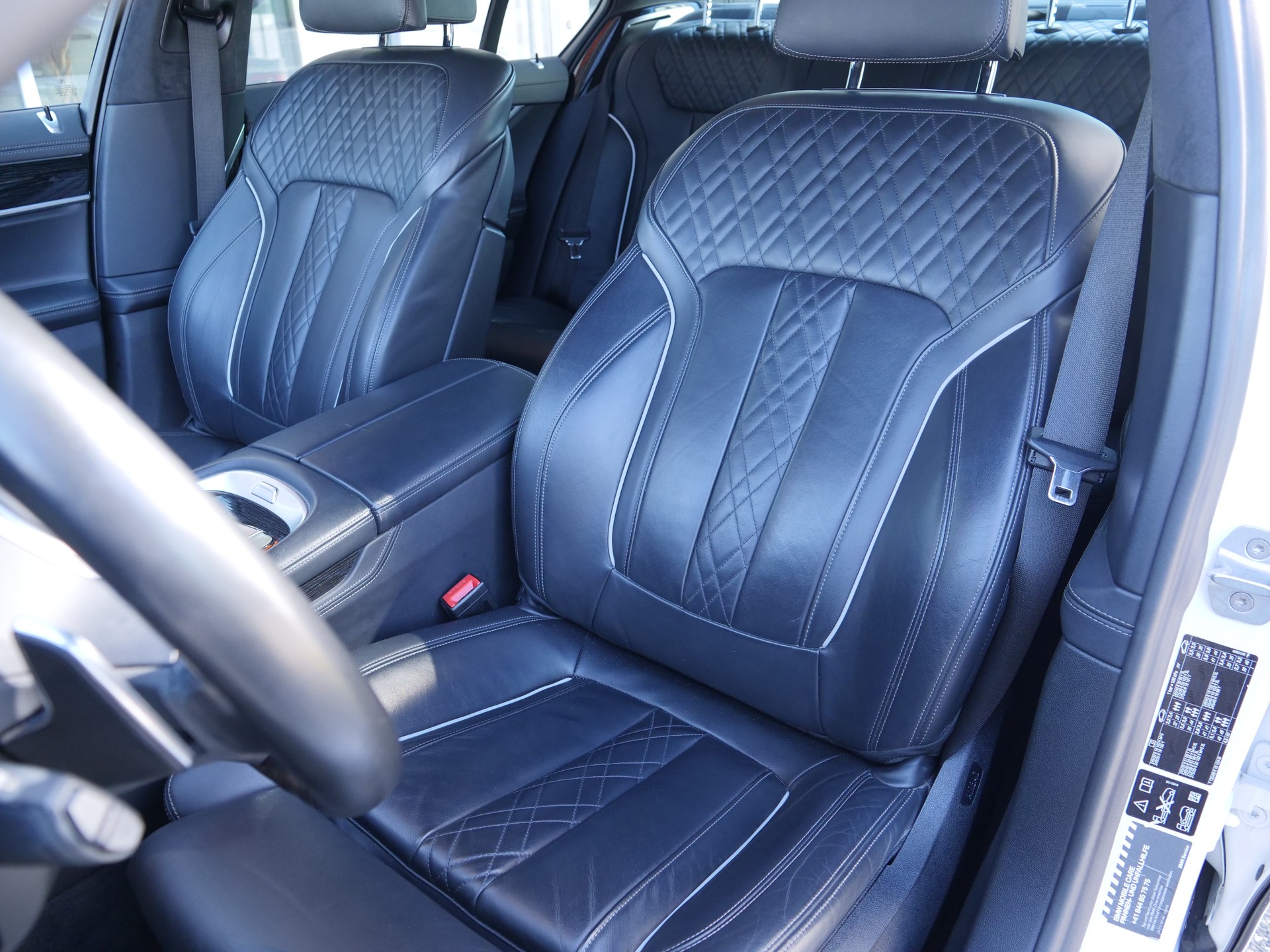 BMW 750i xDrive M-Sportpaket Steptronic-image-7