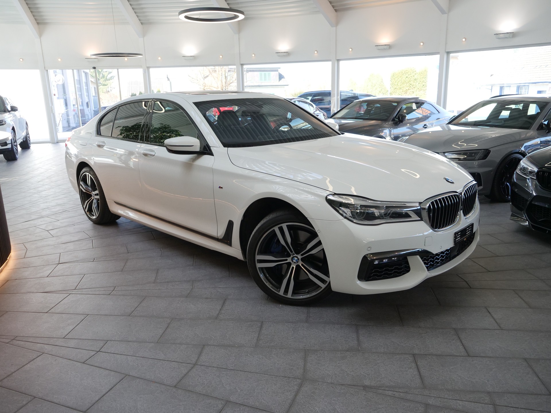 BMW 750i xDrive M-Sportpaket Steptronic-showroom-element-2