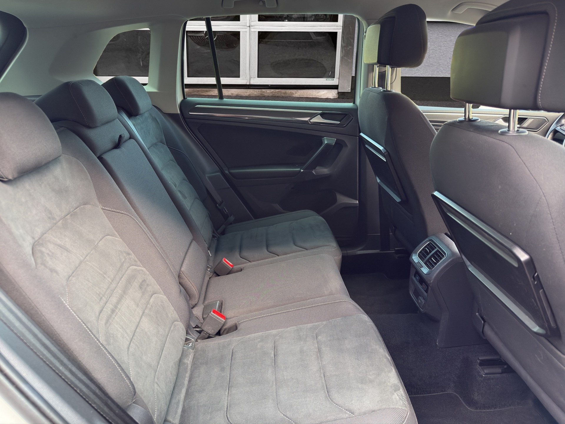 VW Tiguan 2.0 TDI SCR Highline 4Motion DSG-image-14