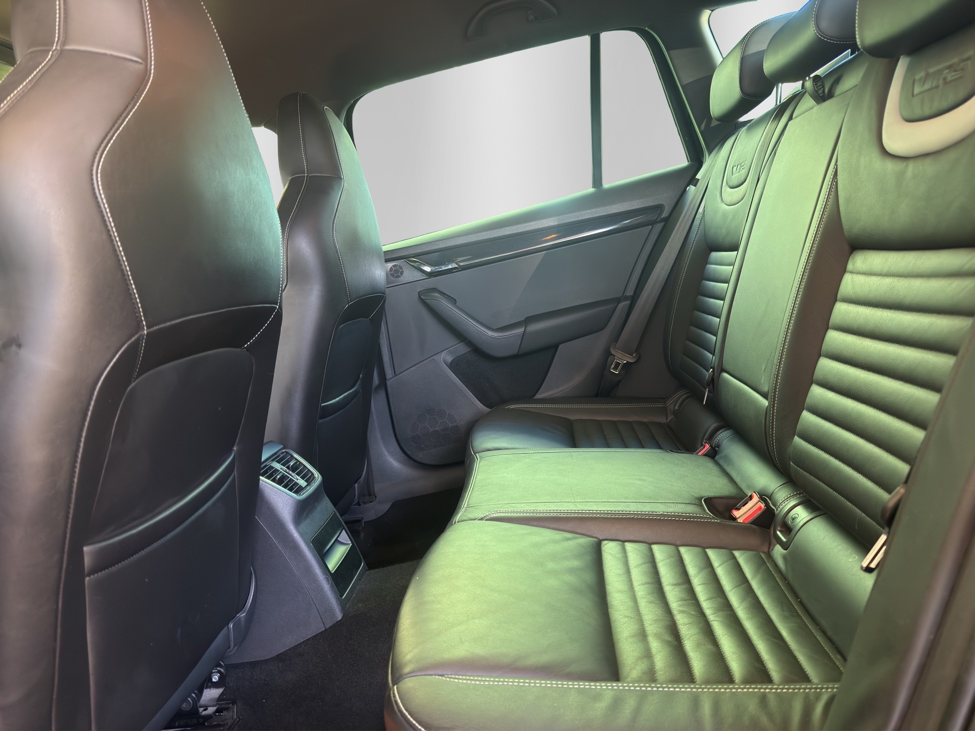 SKODA Octavia Combi 2.0 TDI RS DSG-image-13