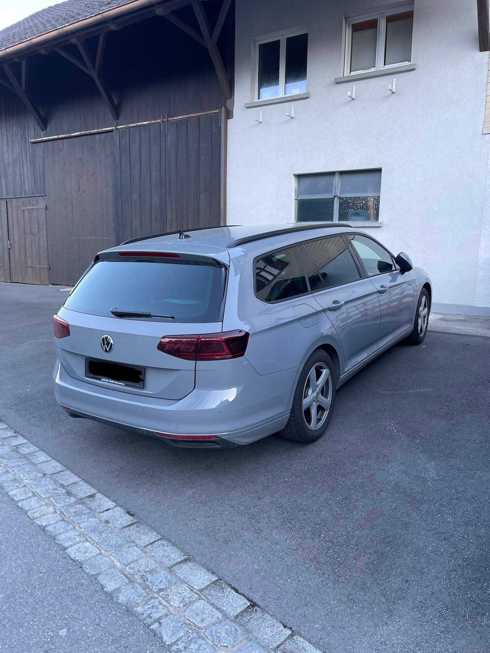 VW Passat Variant 2.0 TSI Business DSG-image-5