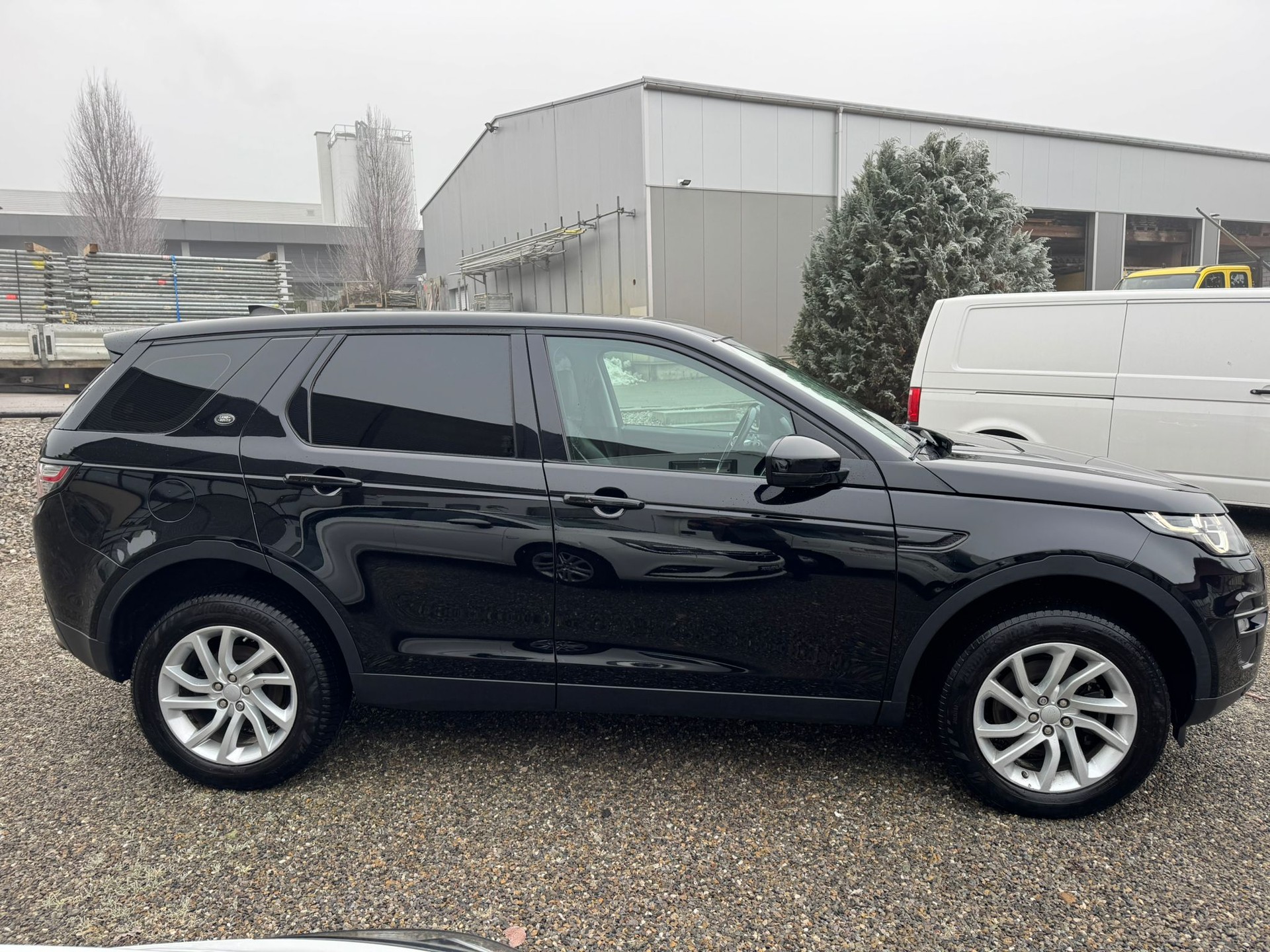 LAND ROVER Discovery 2.0 TD Sport Automatic-image-4