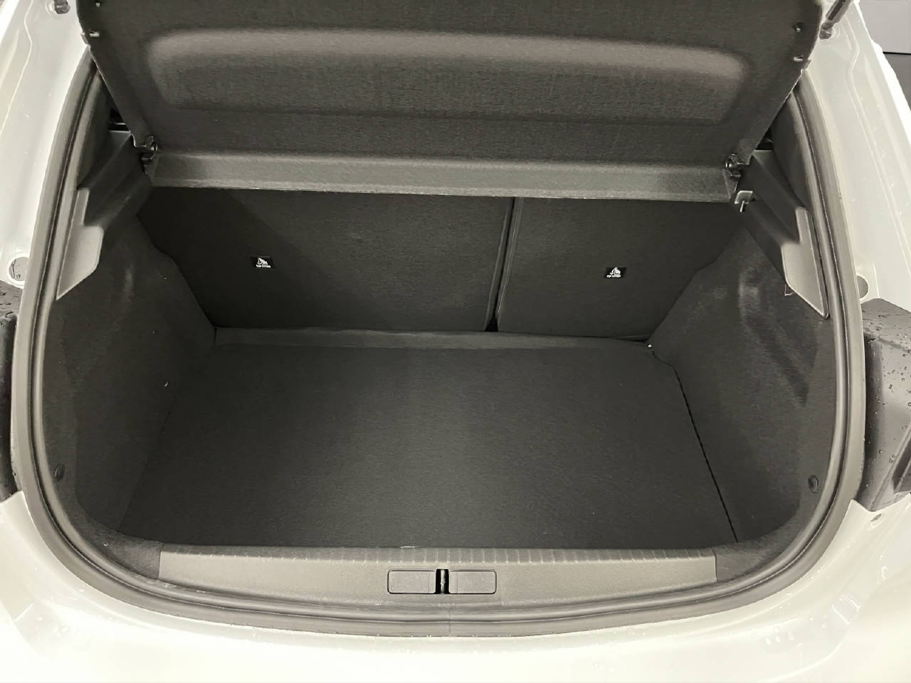 PEUGEOT 208 1.2 Hybrid 145 GT-image-12