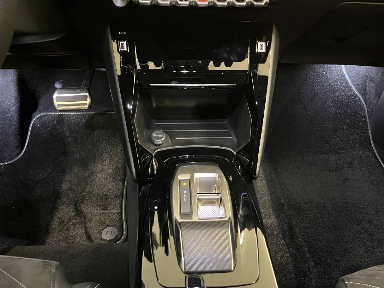 PEUGEOT 208 1.2 Hybrid 145 GT-image-8