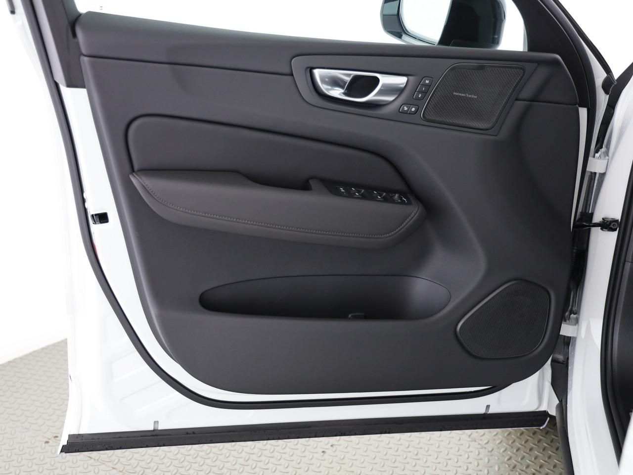 VOLVO XC60 2.0 T8 TE Black Edition eAWD-image-8