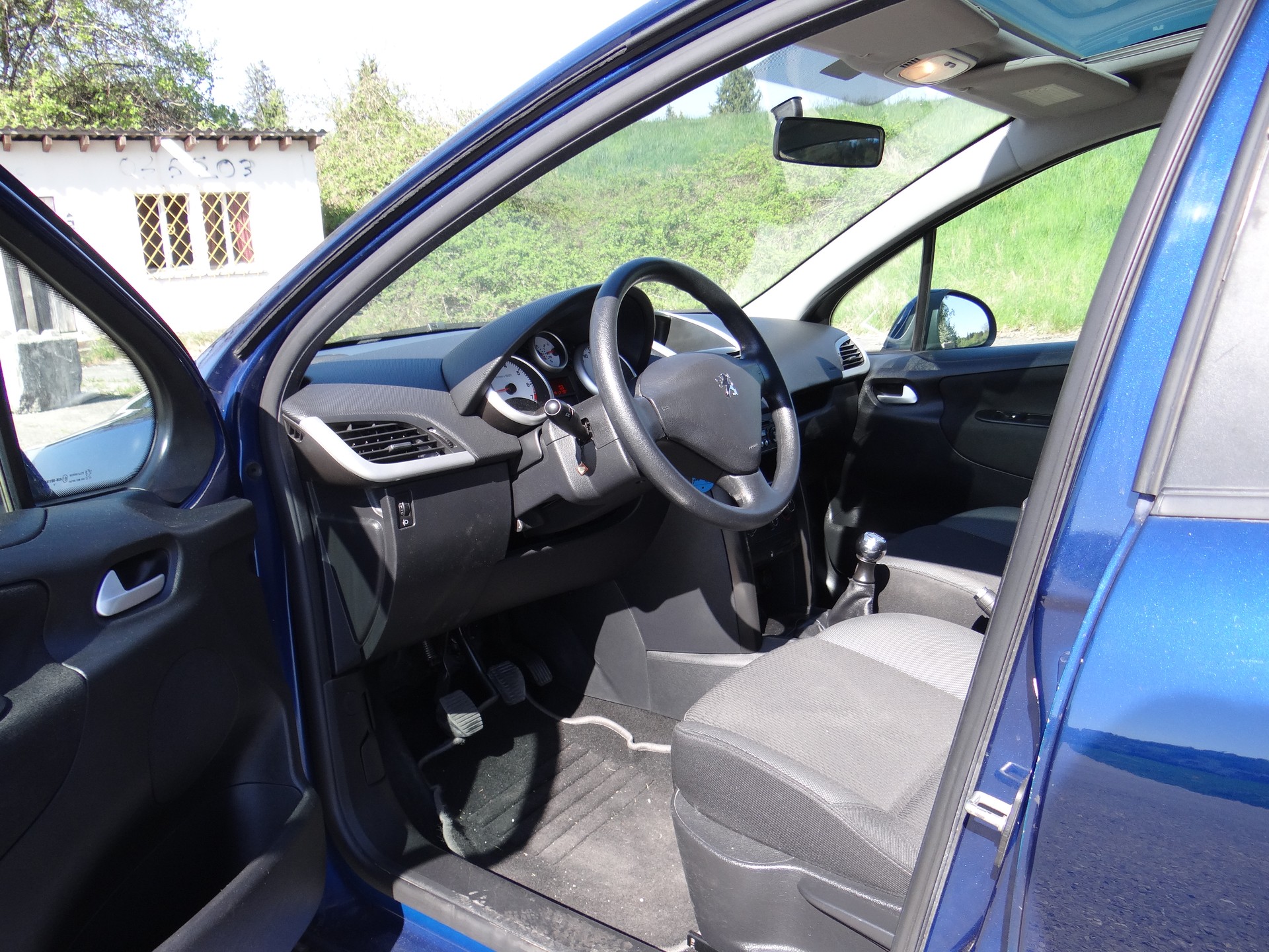 PEUGEOT 207 1.4 16V Trendy Clim-image-8