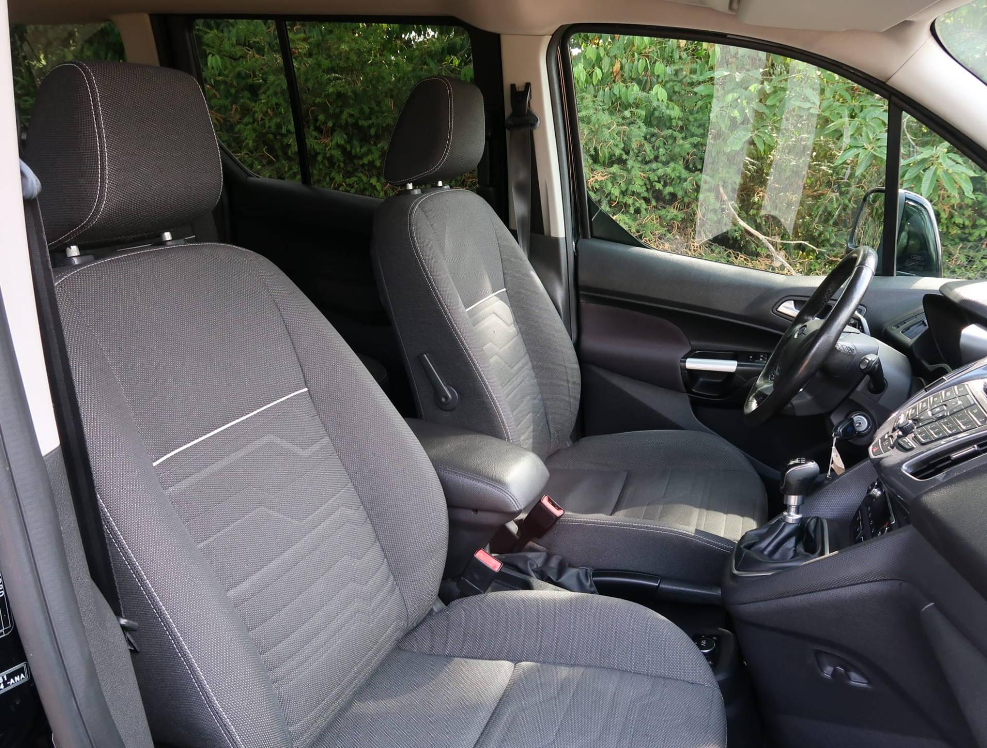 FORD Grand Tourneo Connect 7Platz 1.5 EcoBlue Titanium-image-13