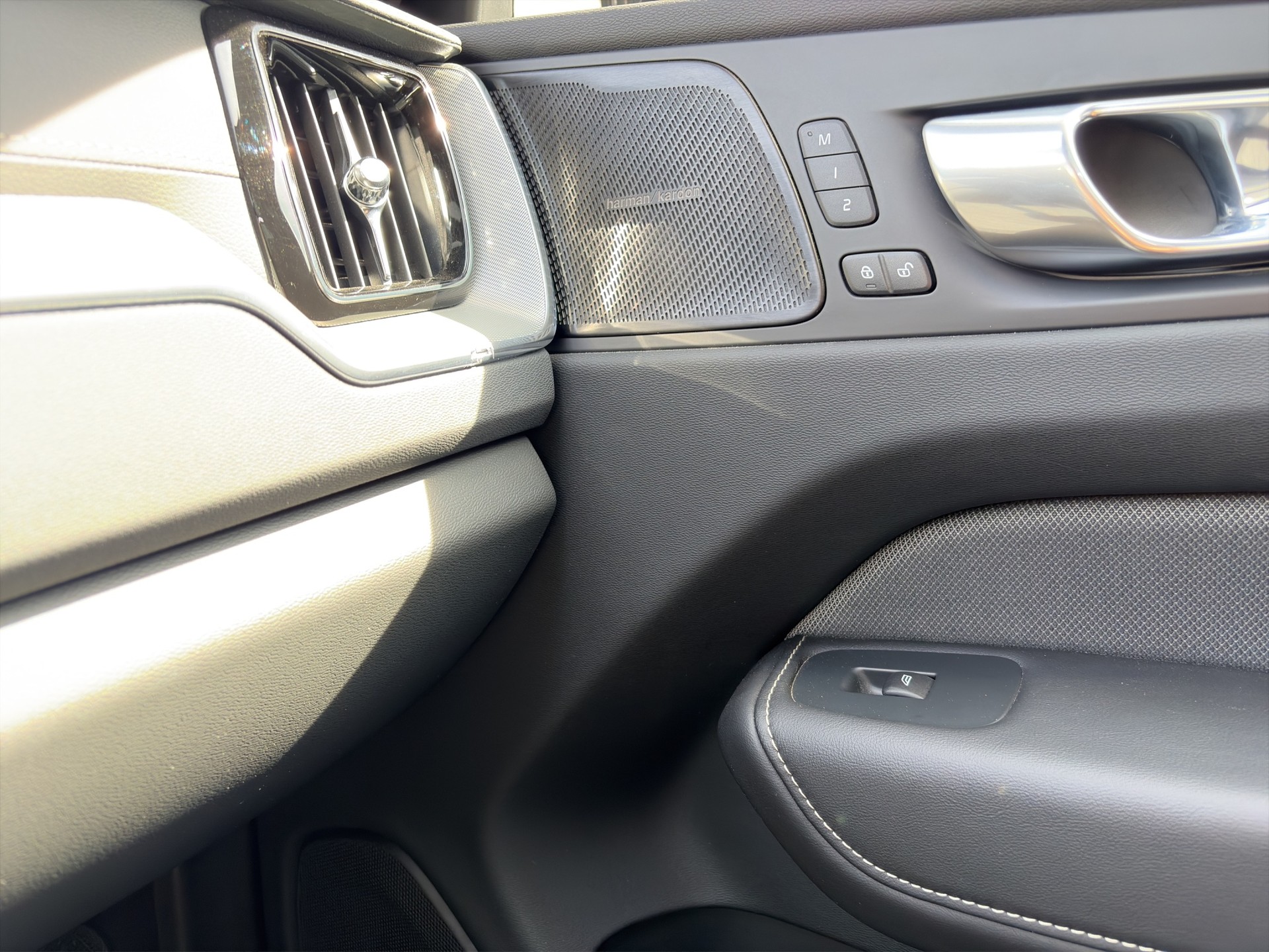 VOLVO XC60 B5 Diesel Mild Hybrid AWD Ultimate Bright Geartronic-image-23