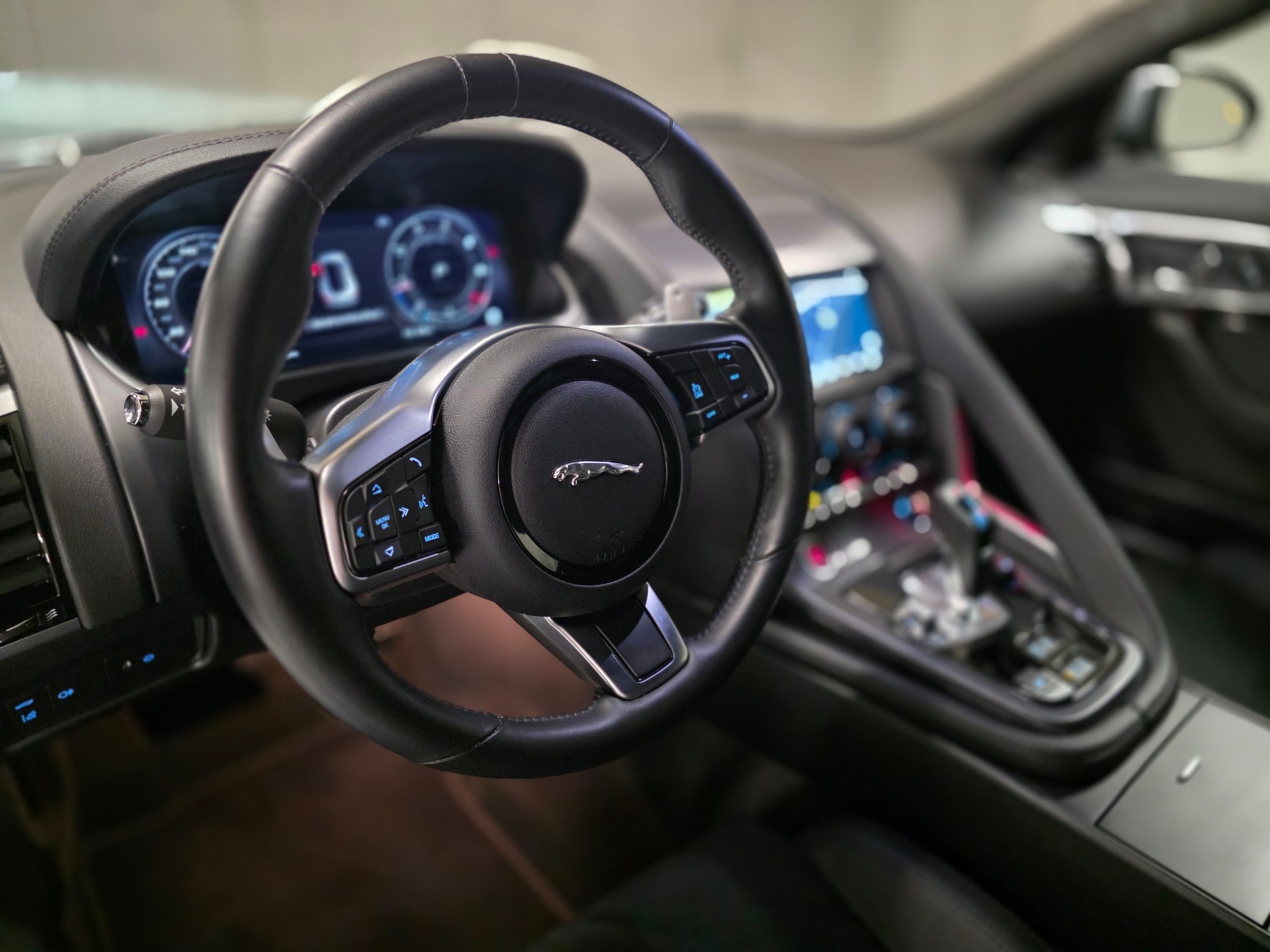 JAGUAR F-Type Coupé 5.0 V8 R-Dynamic Automatik AWD-image-4