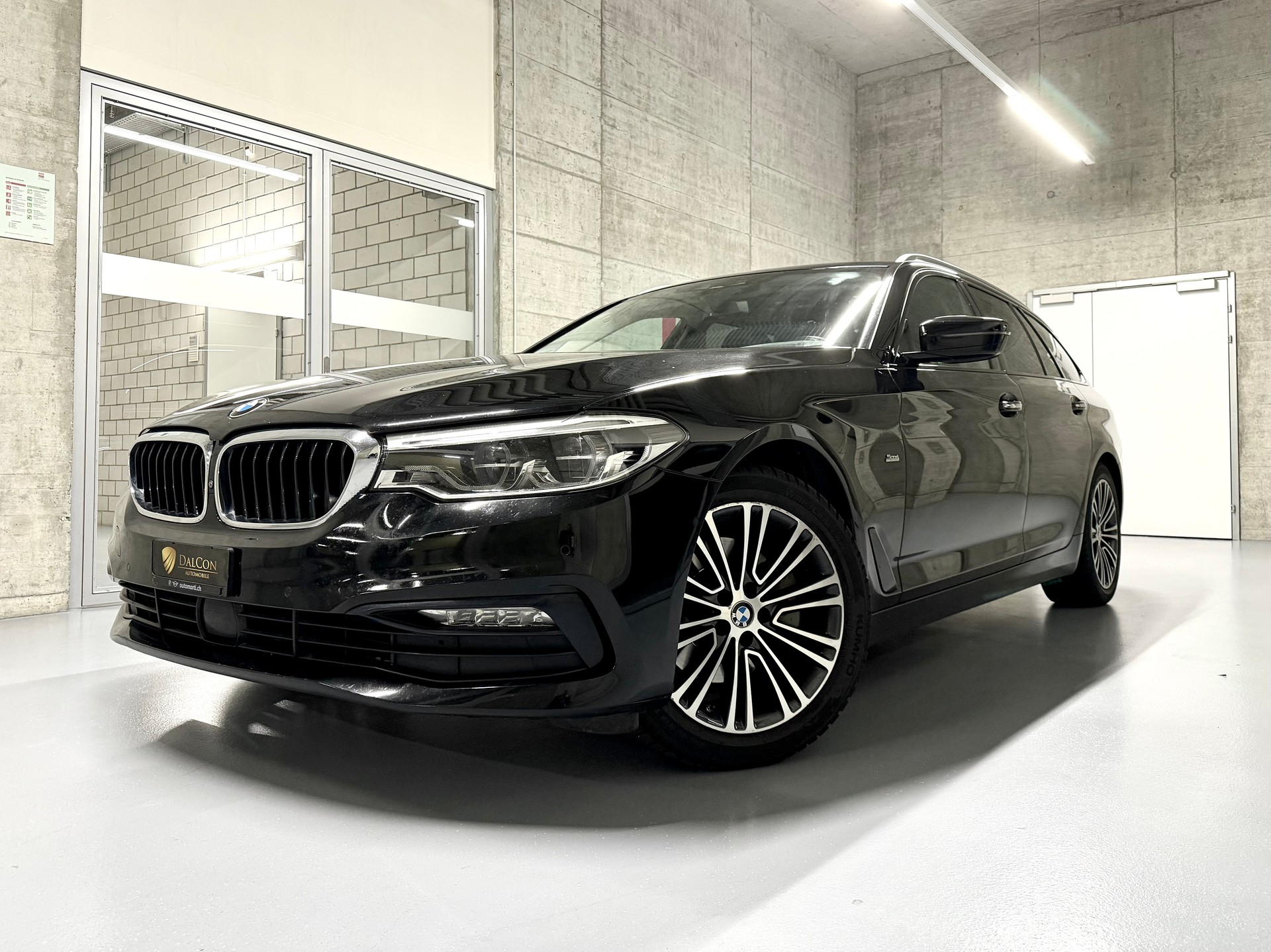 BMW 520d xDrive Touring Sport Line Steptronic-image-1