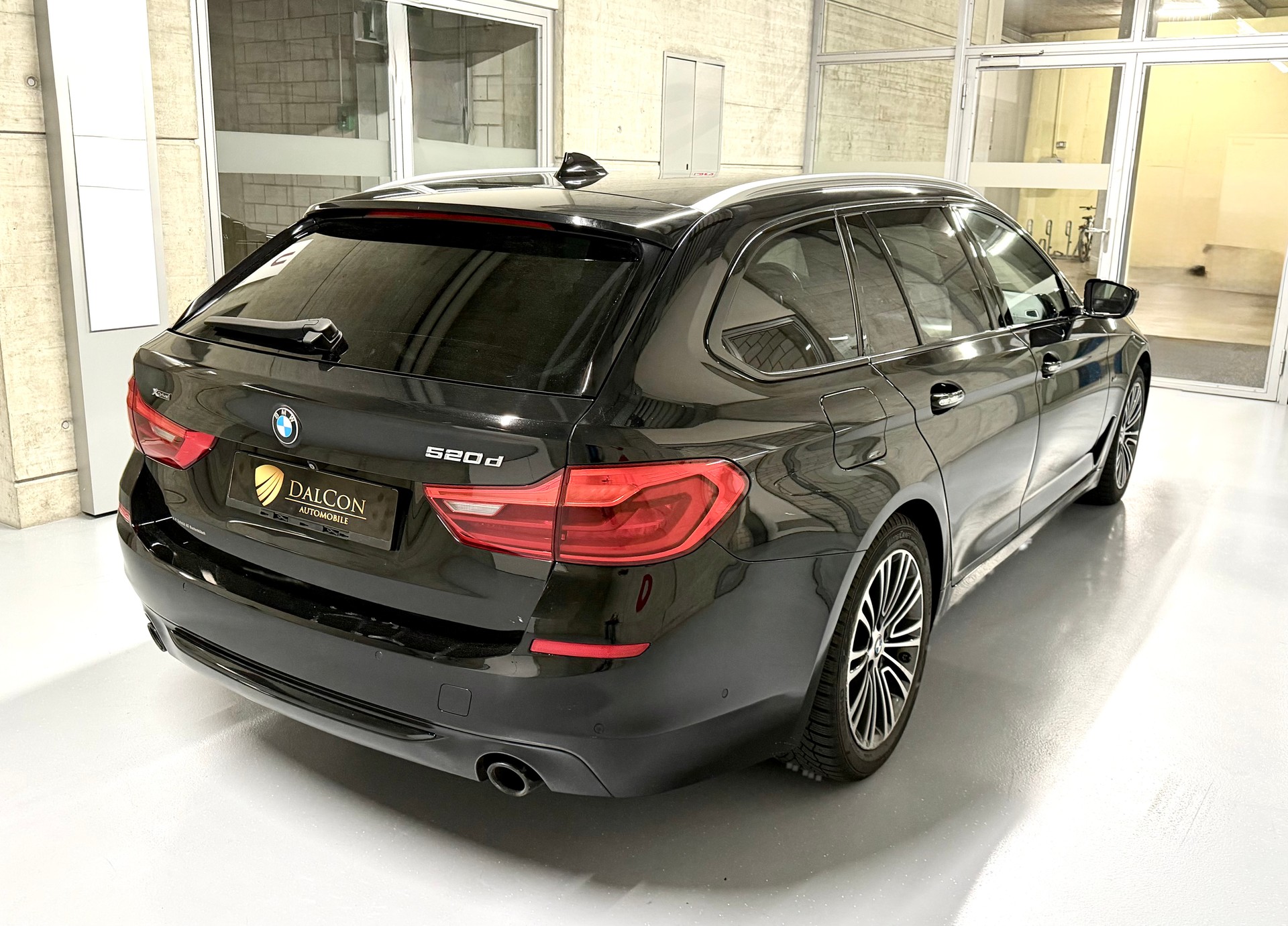 BMW 520d xDrive Touring Sport Line Steptronic-image-8
