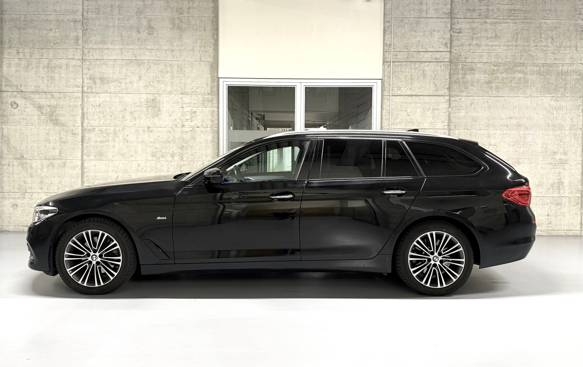 BMW 520d xDrive Touring Sport Line Steptronic-image-4